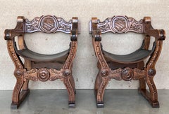 19° Coppia di panche o divani Savonarola in pelle di noce intagliata