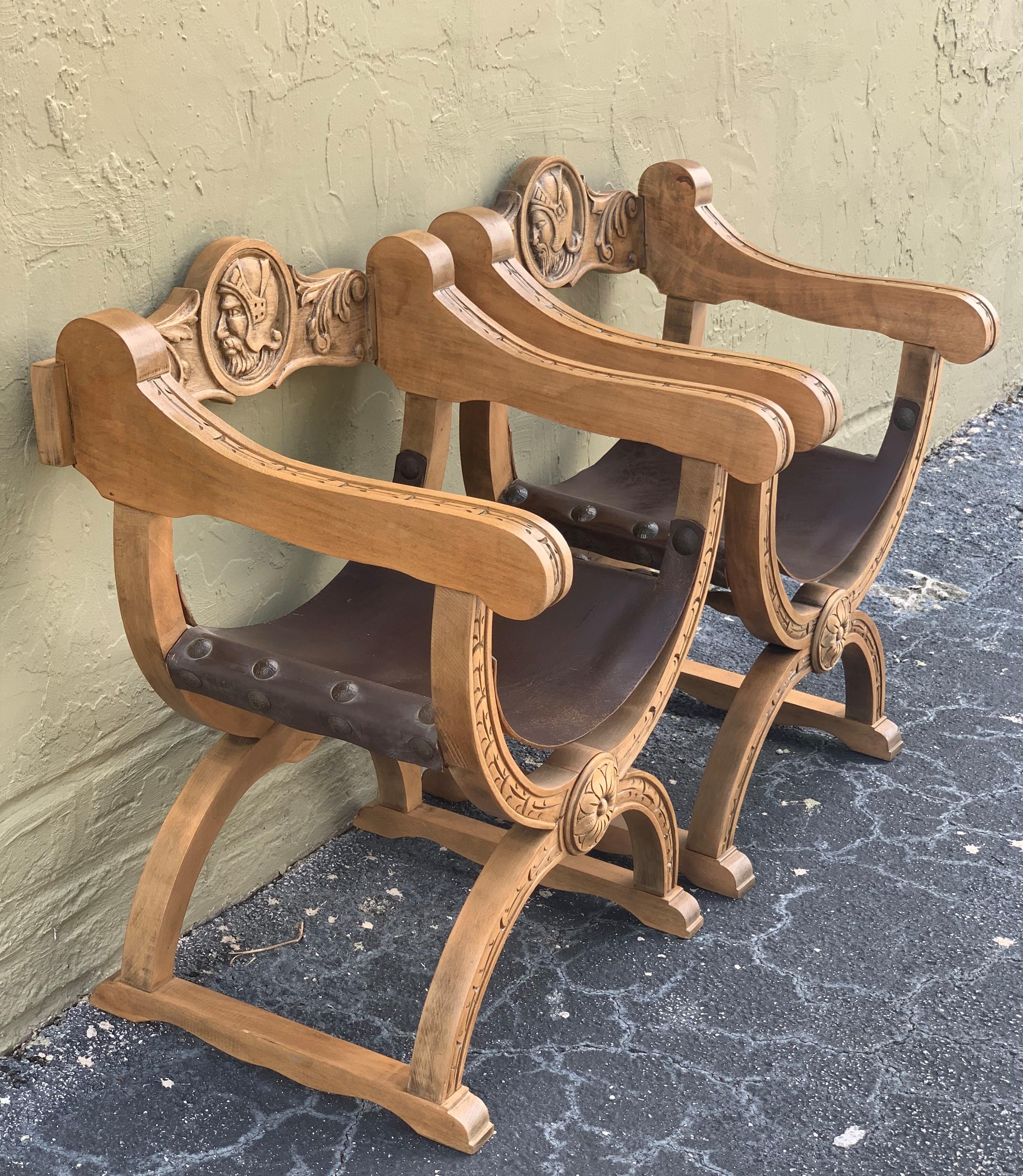Paar geschnitzte Savonarola-Bank oder Sitzmöbel aus Nussbaumholz, 19. Jahrhundert (Italienisch) im Angebot