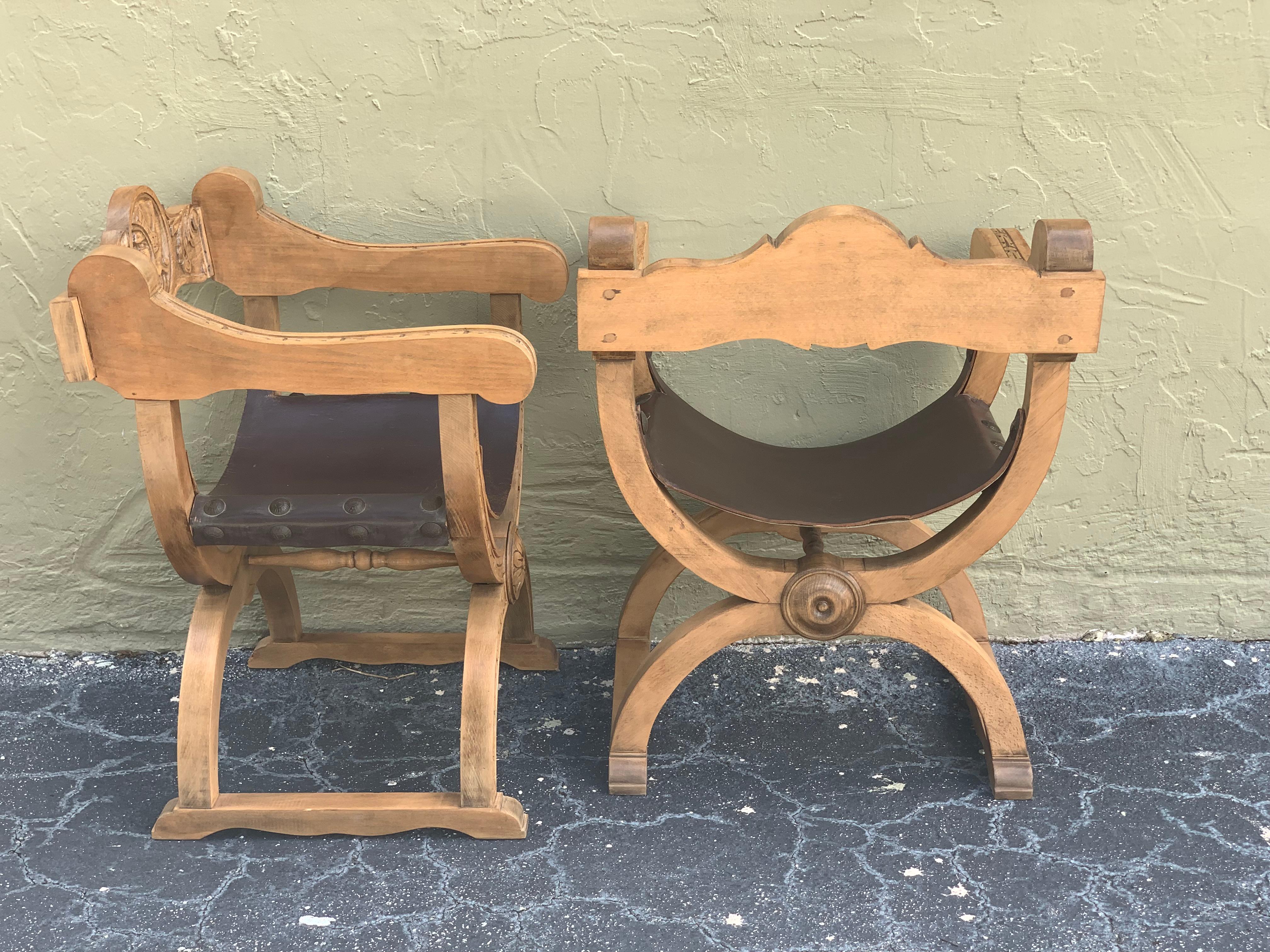 19th Century Pair of Carved Walnut Leather Savonarola Bench or Settee In Good Condition For Sale In Miami, FL