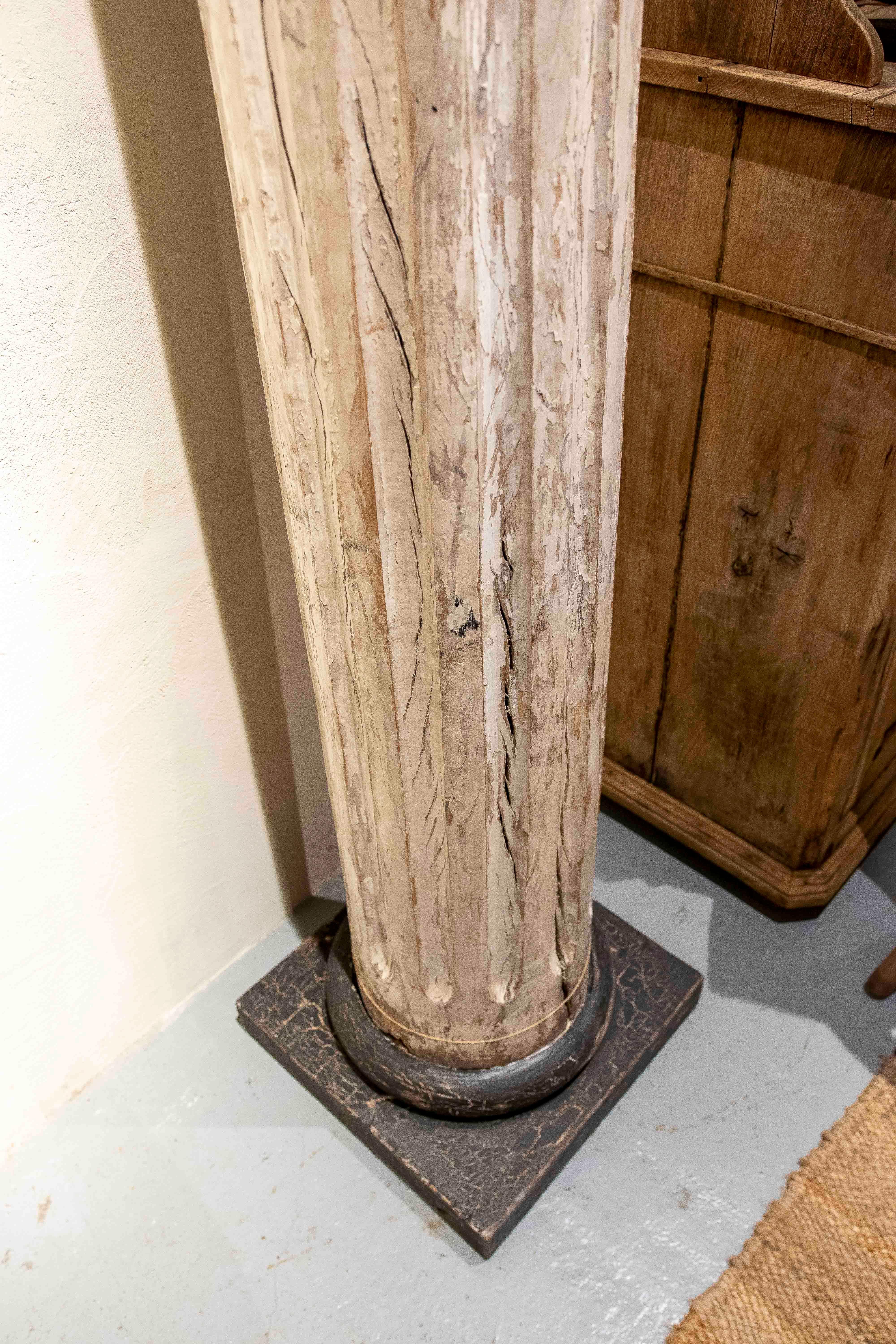Ein Paar geriffelte Holzsäulen des 19. Jahrhunderts mit polychromen Remains im Angebot 13