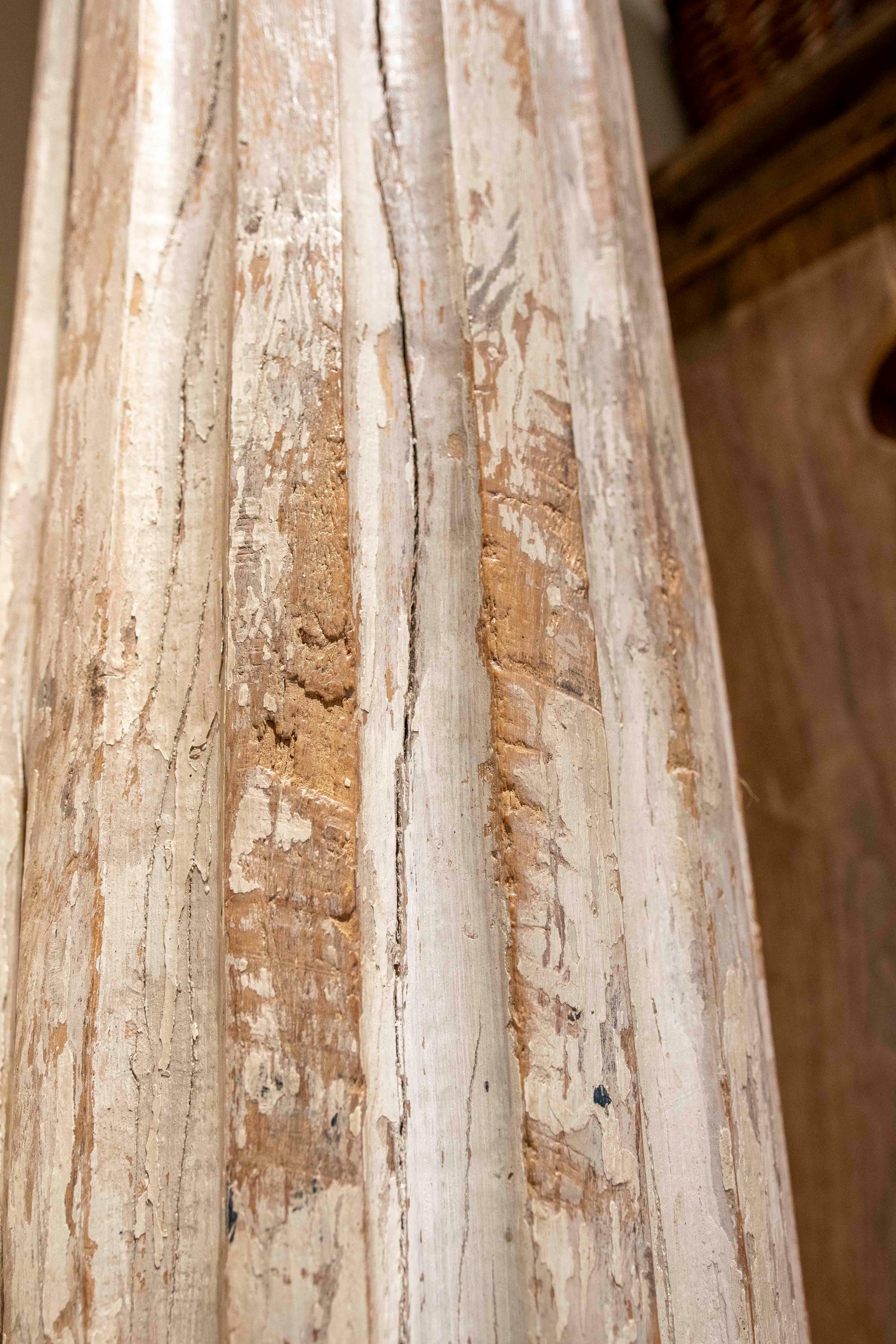 Ein Paar geriffelte Holzsäulen des 19. Jahrhunderts mit polychromen Remains im Angebot 16