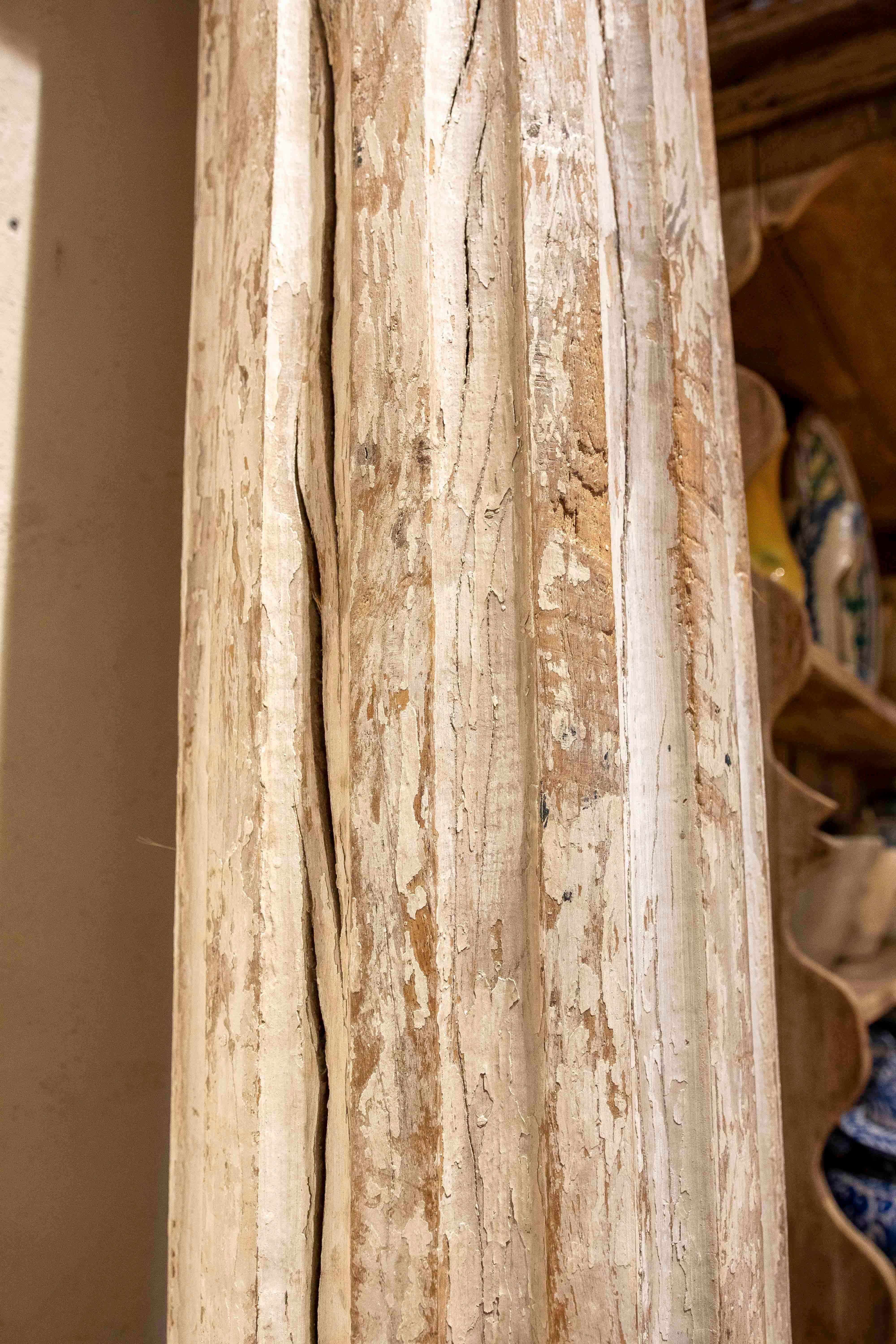 Ein Paar geriffelte Holzsäulen des 19. Jahrhunderts mit polychromen Remains im Angebot 17