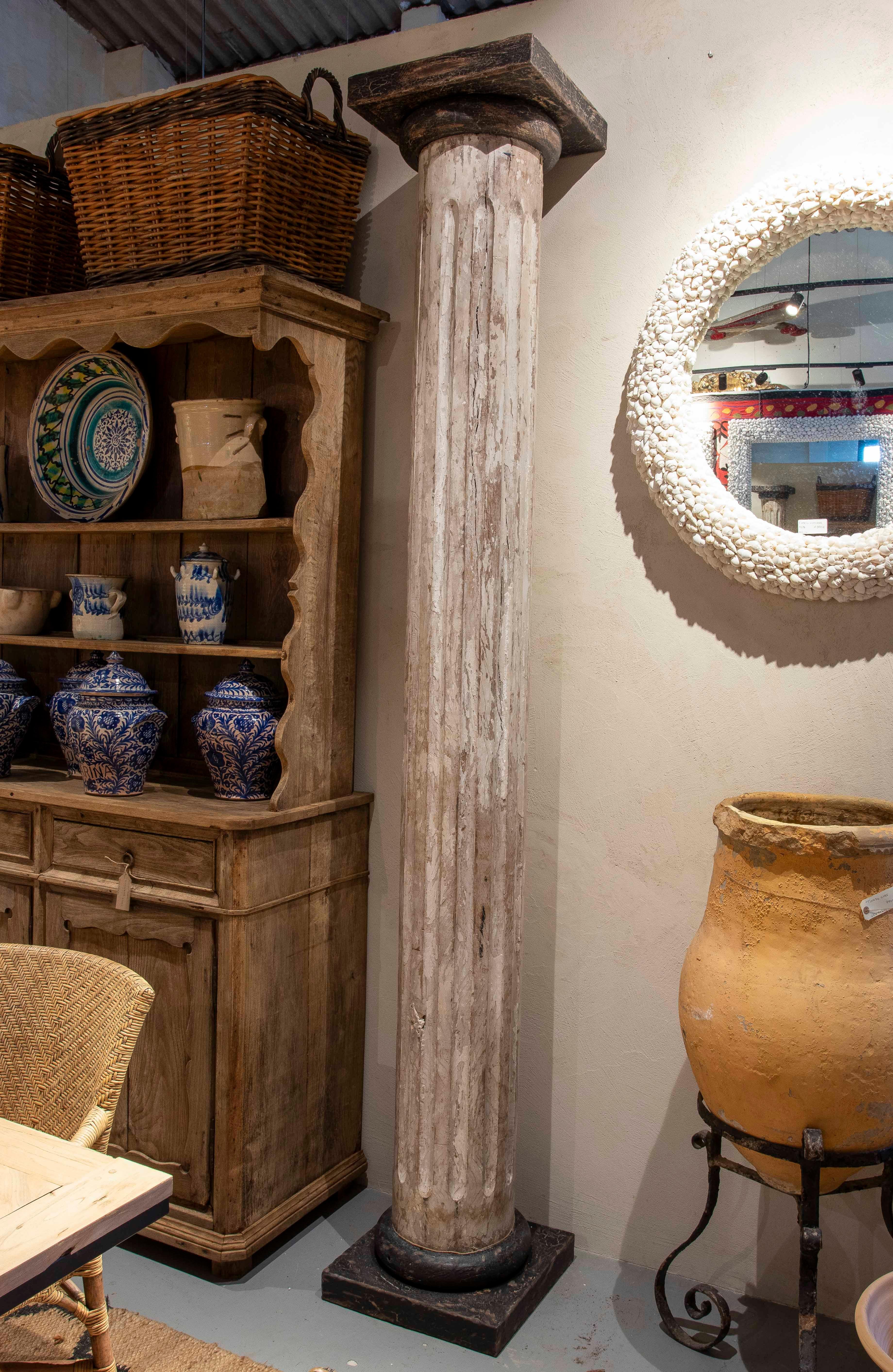 Ein Paar geriffelte Holzsäulen des 19. Jahrhunderts mit polychromen Remains im Zustand „Gut“ im Angebot in Marbella, ES