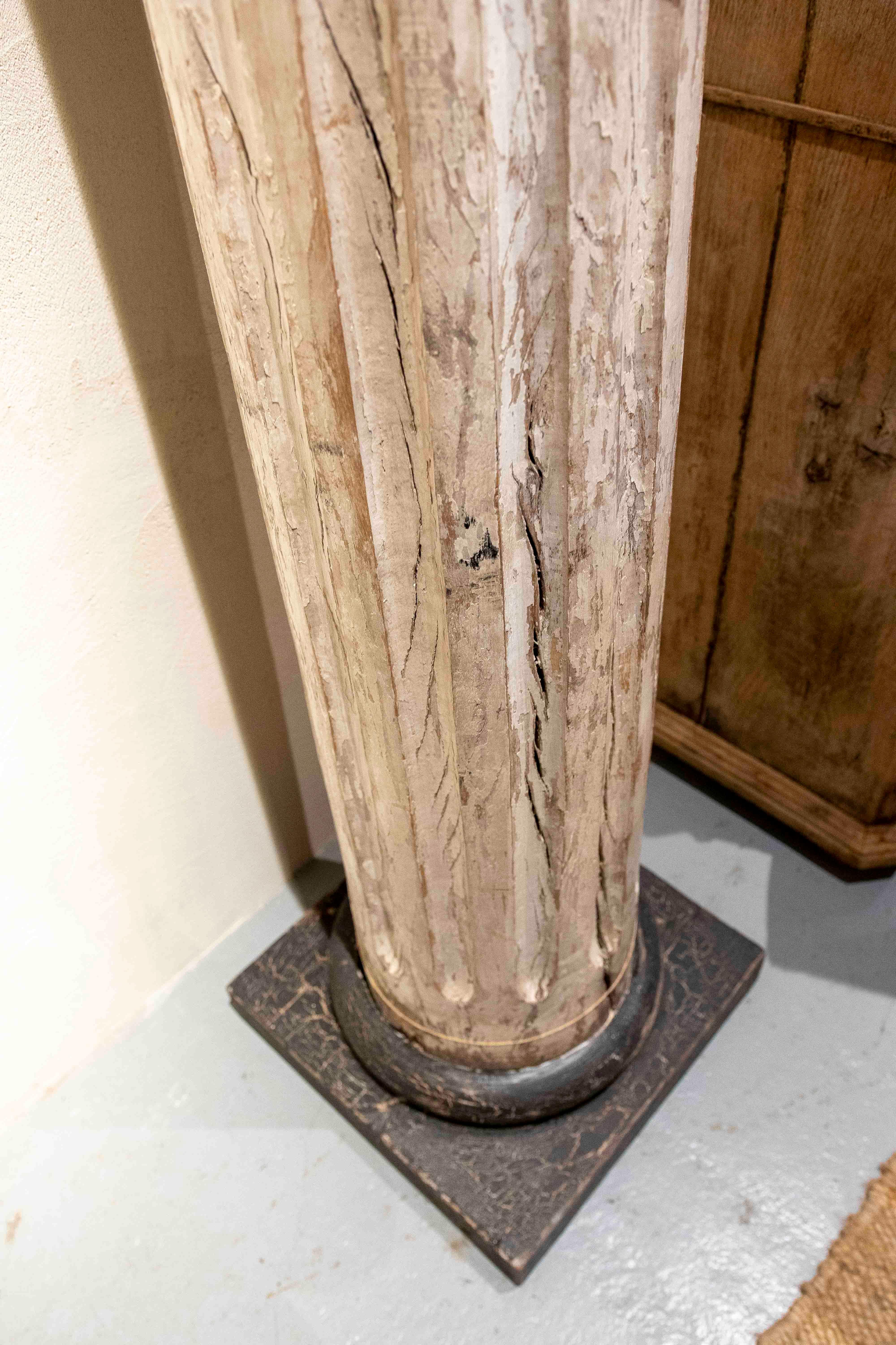 Ein Paar geriffelte Holzsäulen des 19. Jahrhunderts mit polychromen Remains im Angebot 18