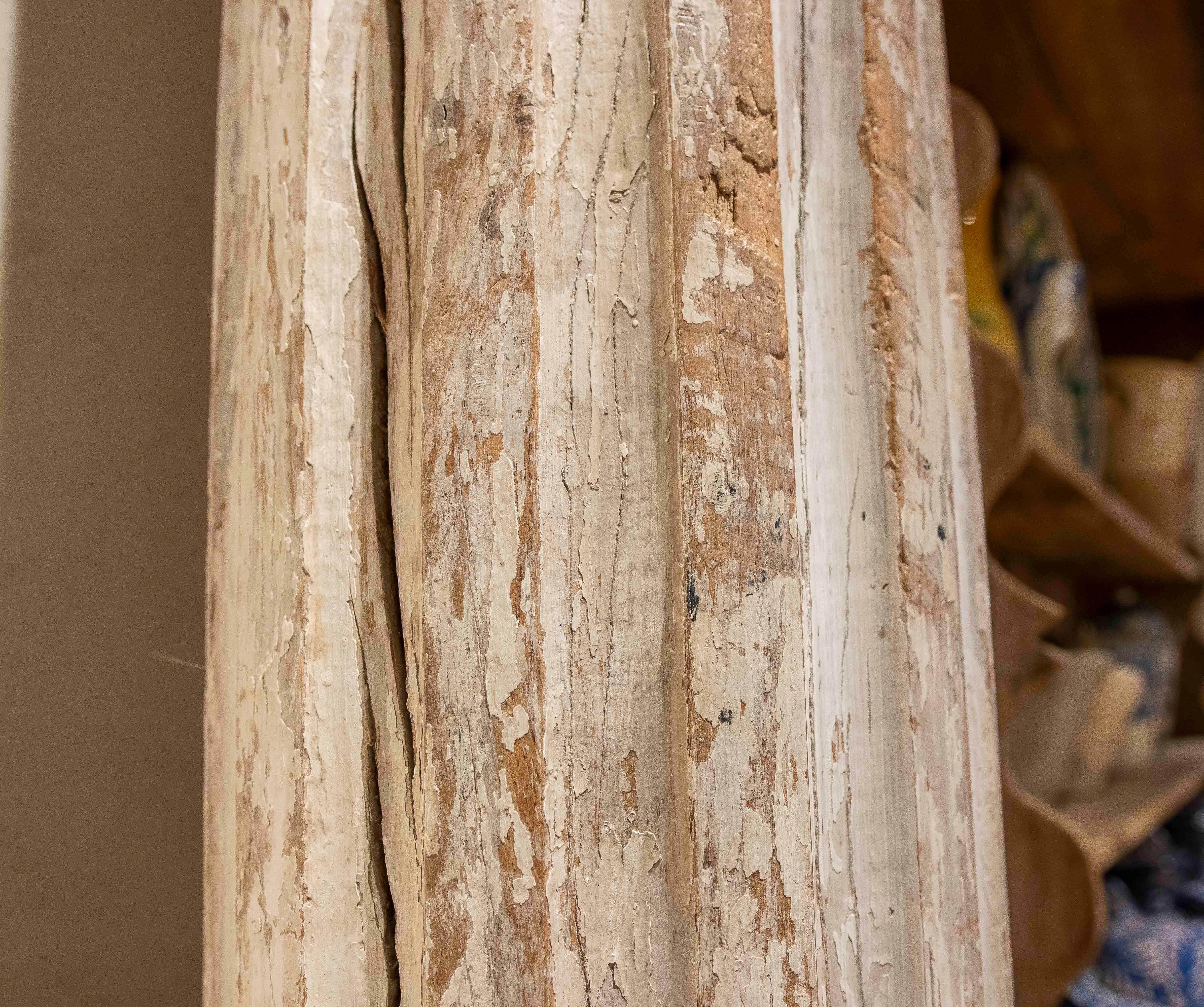 Ein Paar geriffelte Holzsäulen des 19. Jahrhunderts mit polychromen Remains im Angebot 1