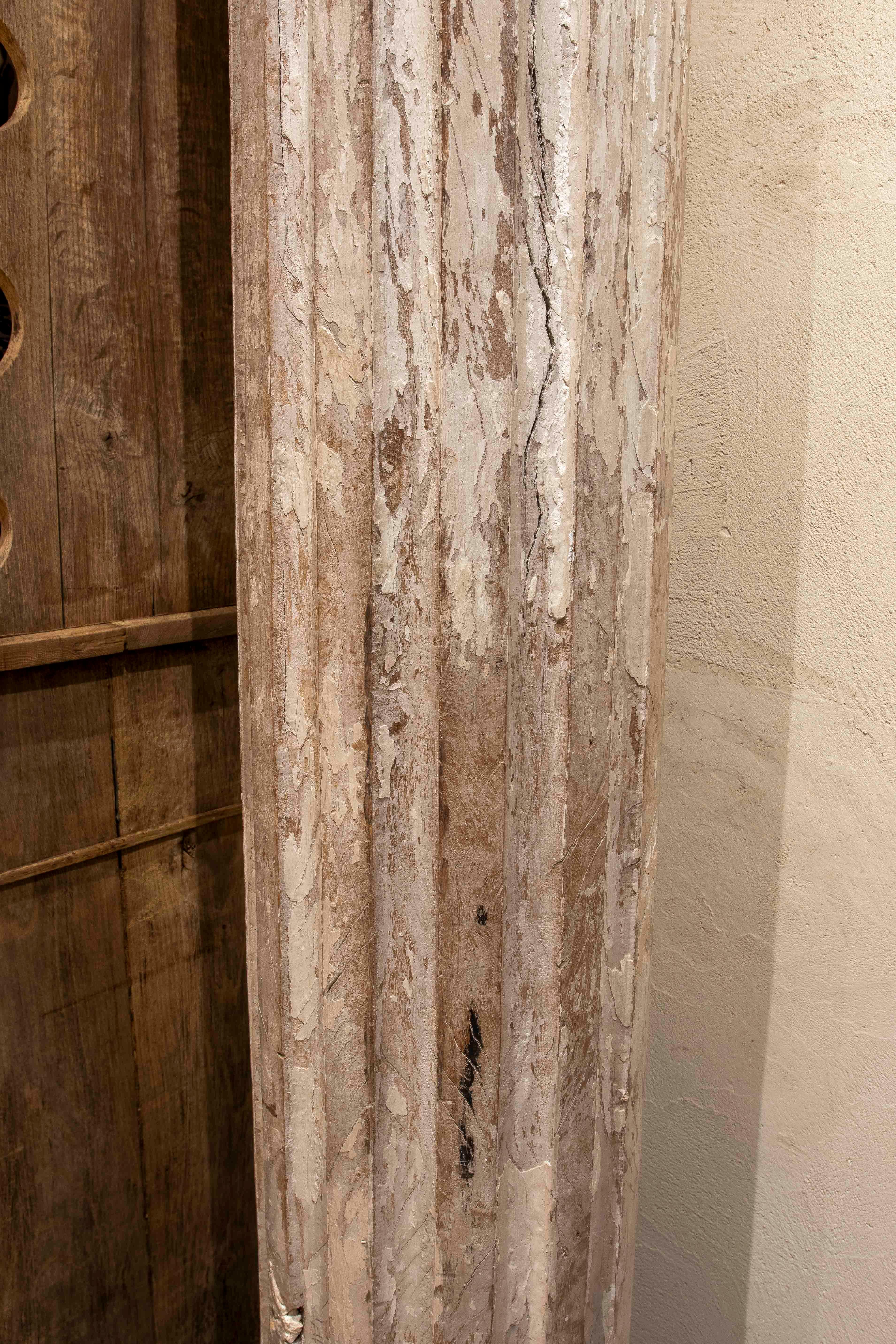 Ein Paar geriffelte Holzsäulen des 19. Jahrhunderts mit polychromen Remains im Angebot 4