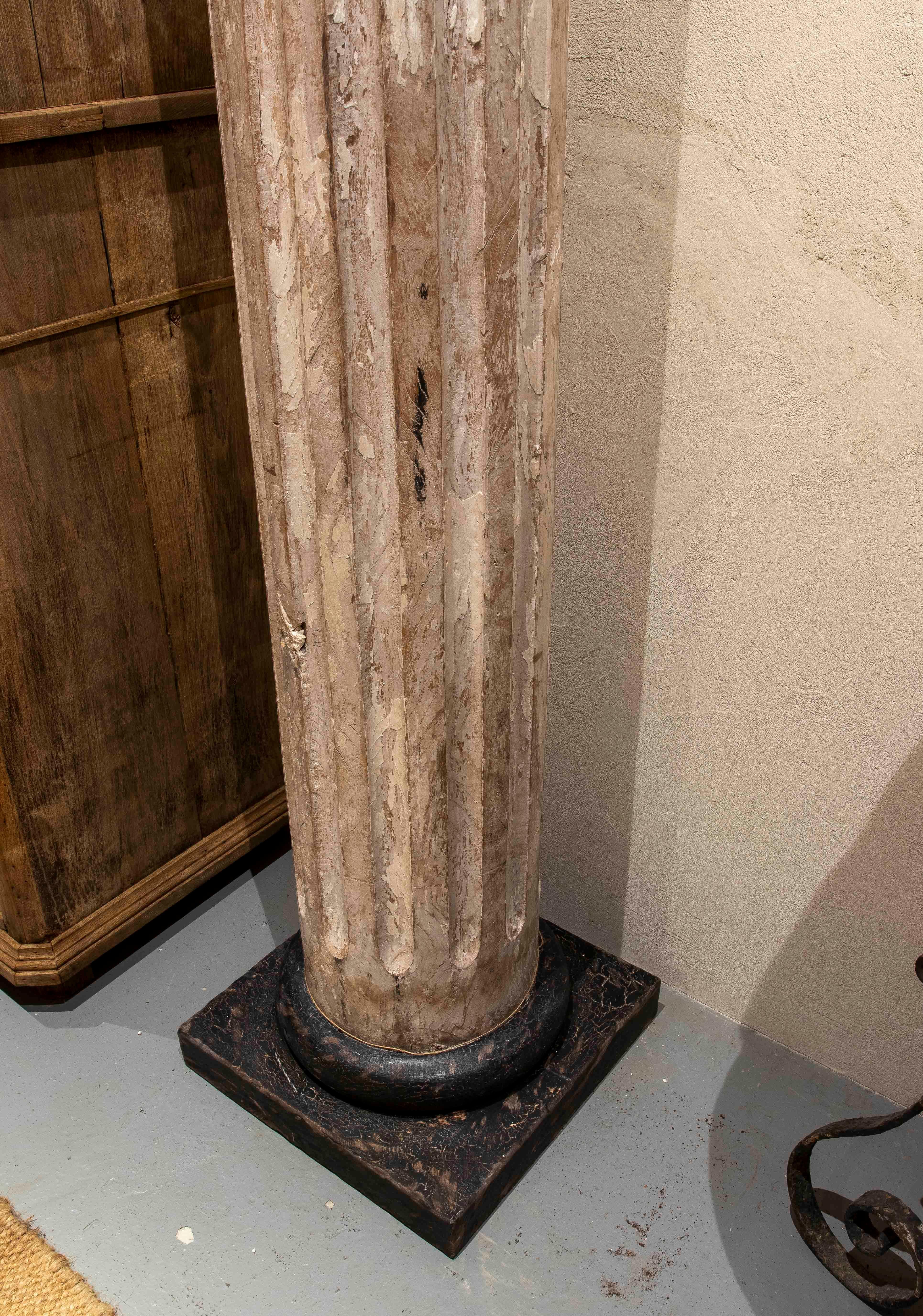 Ein Paar geriffelte Holzsäulen des 19. Jahrhunderts mit polychromen Remains im Angebot 5