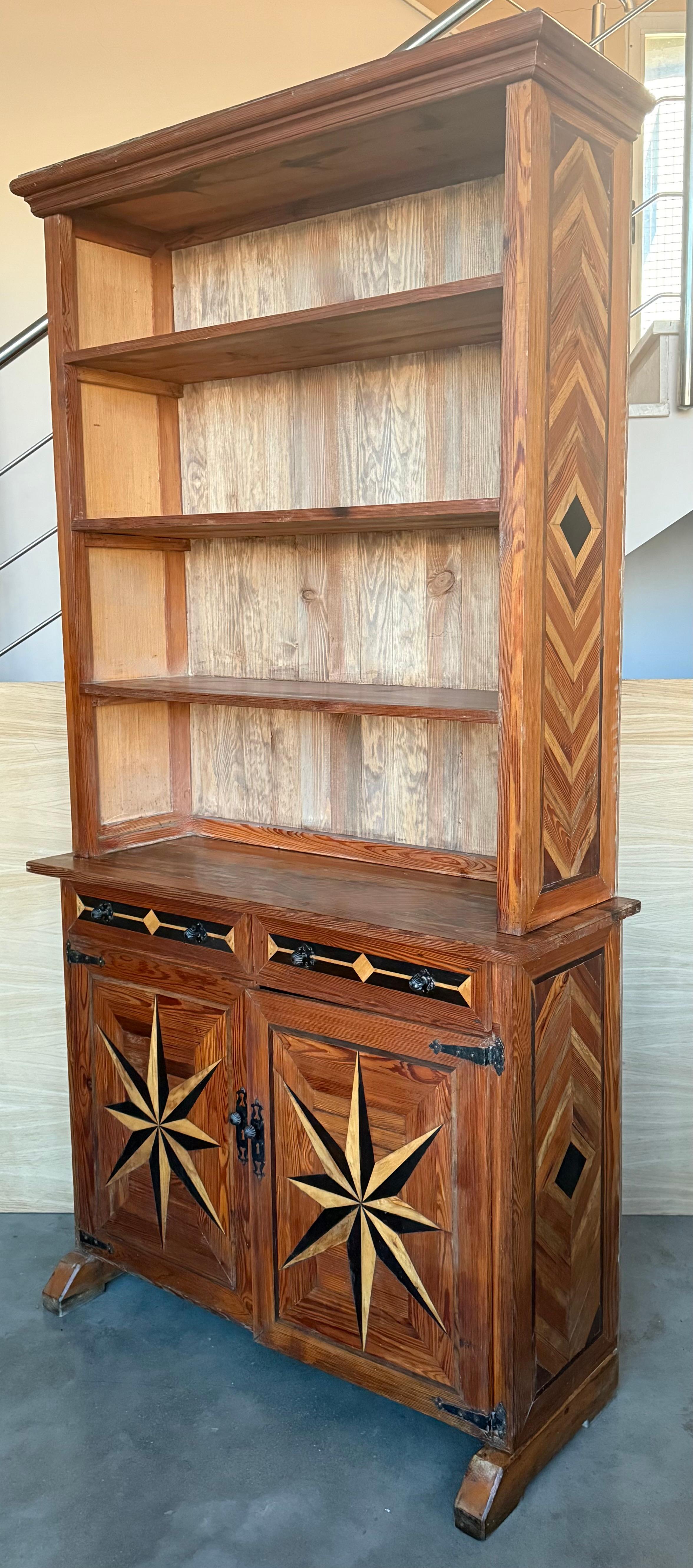 Libreria in pino intarsiato a due ante e cassetti del XIX secolo in vendita 3