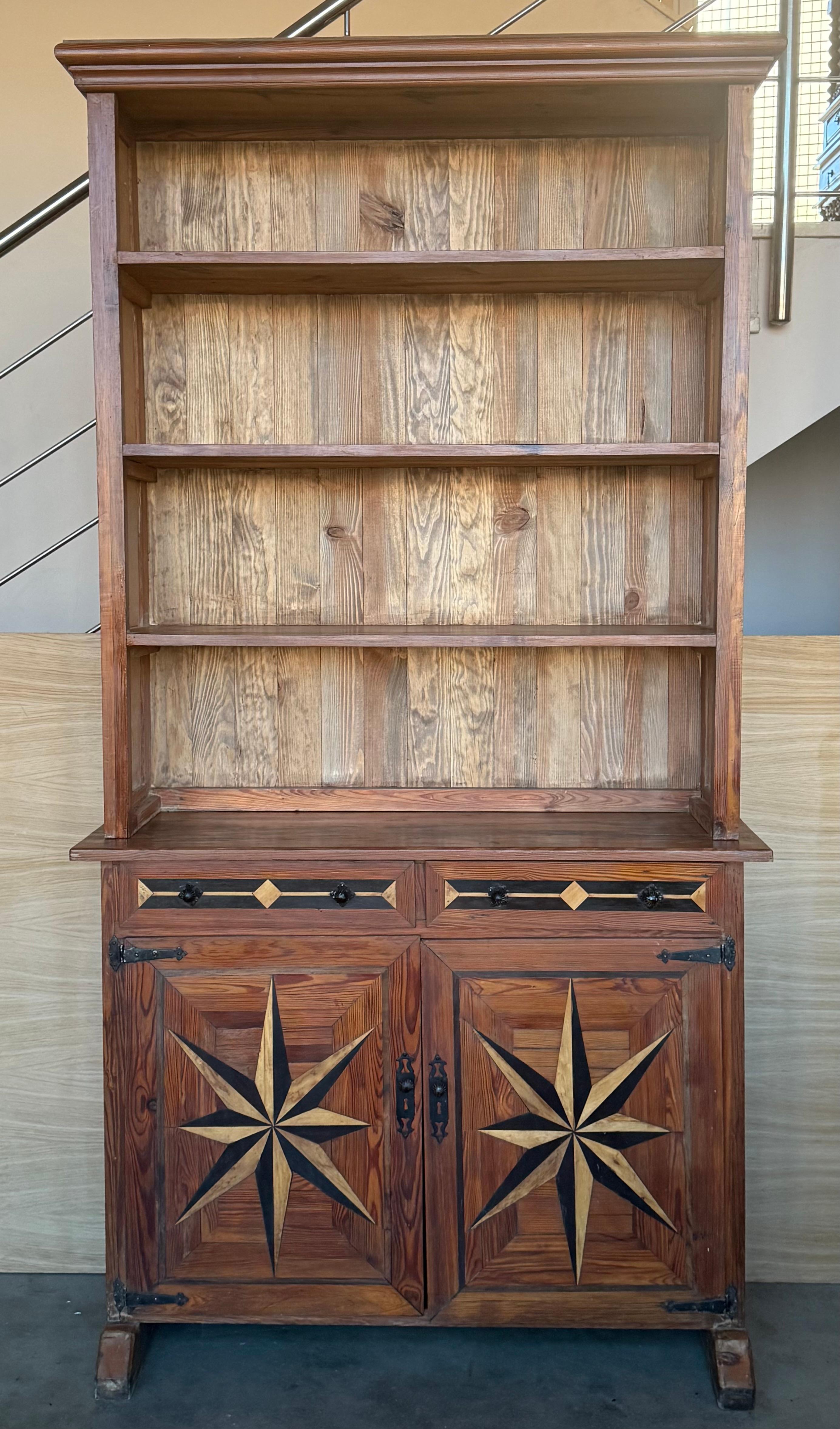 Coloniale spagnolo Libreria in pino intarsiato a due ante e cassetti del XIX secolo in vendita