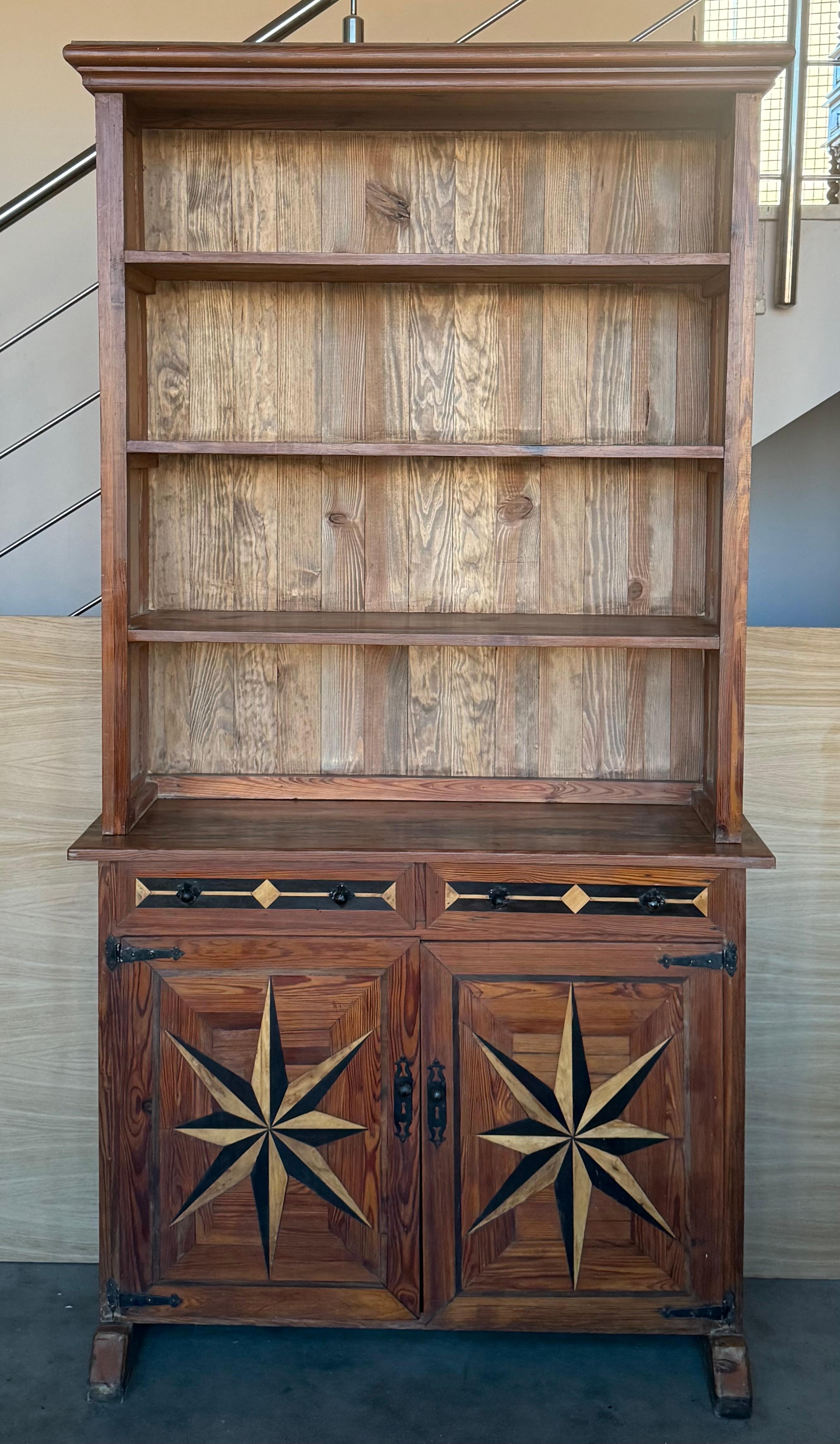 Spagnolo Libreria in pino intarsiato a due ante e cassetti del XIX secolo in vendita