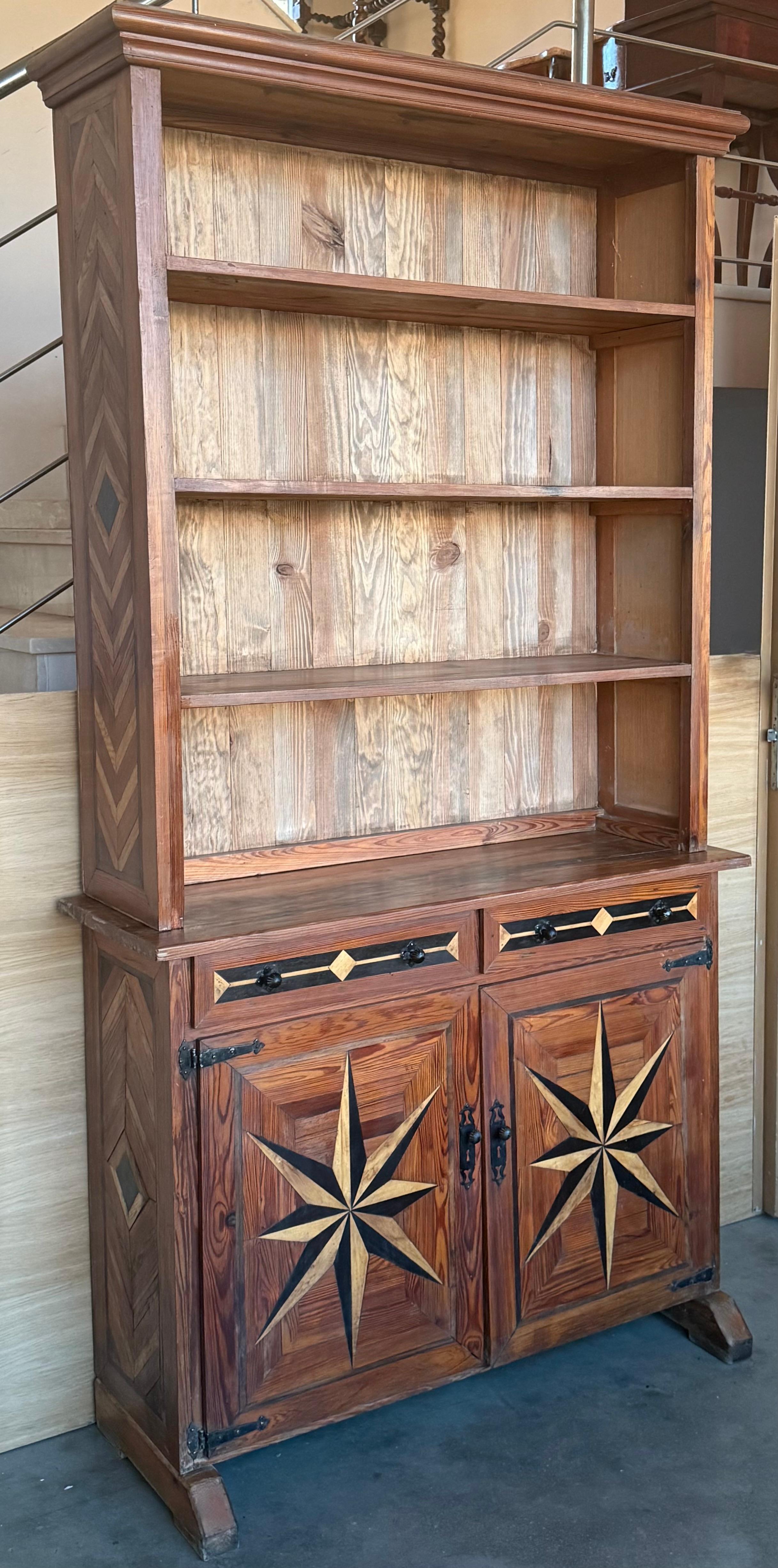 Intarsio Libreria in pino intarsiato a due ante e cassetti del XIX secolo in vendita