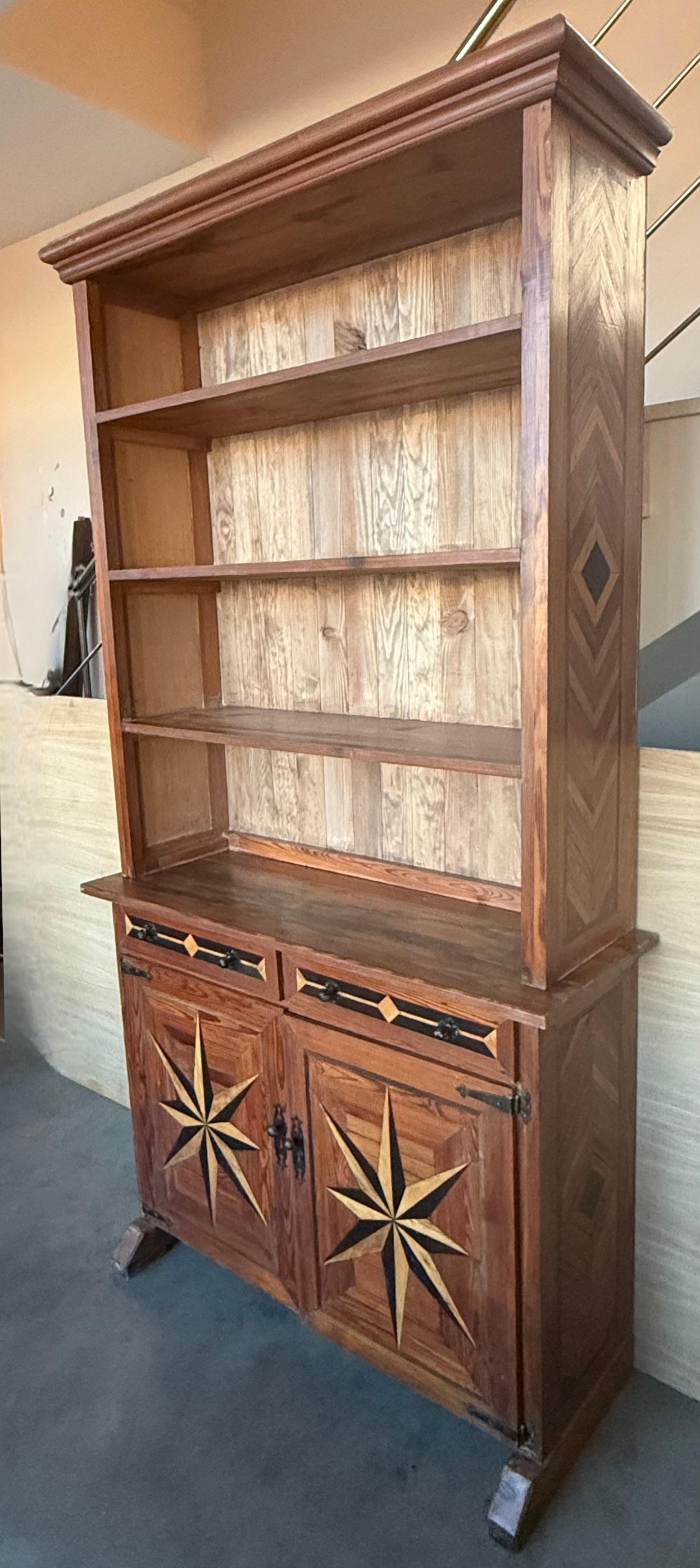 Libreria in pino intarsiato a due ante e cassetti del XIX secolo In condizioni buone in vendita a Miami, FL