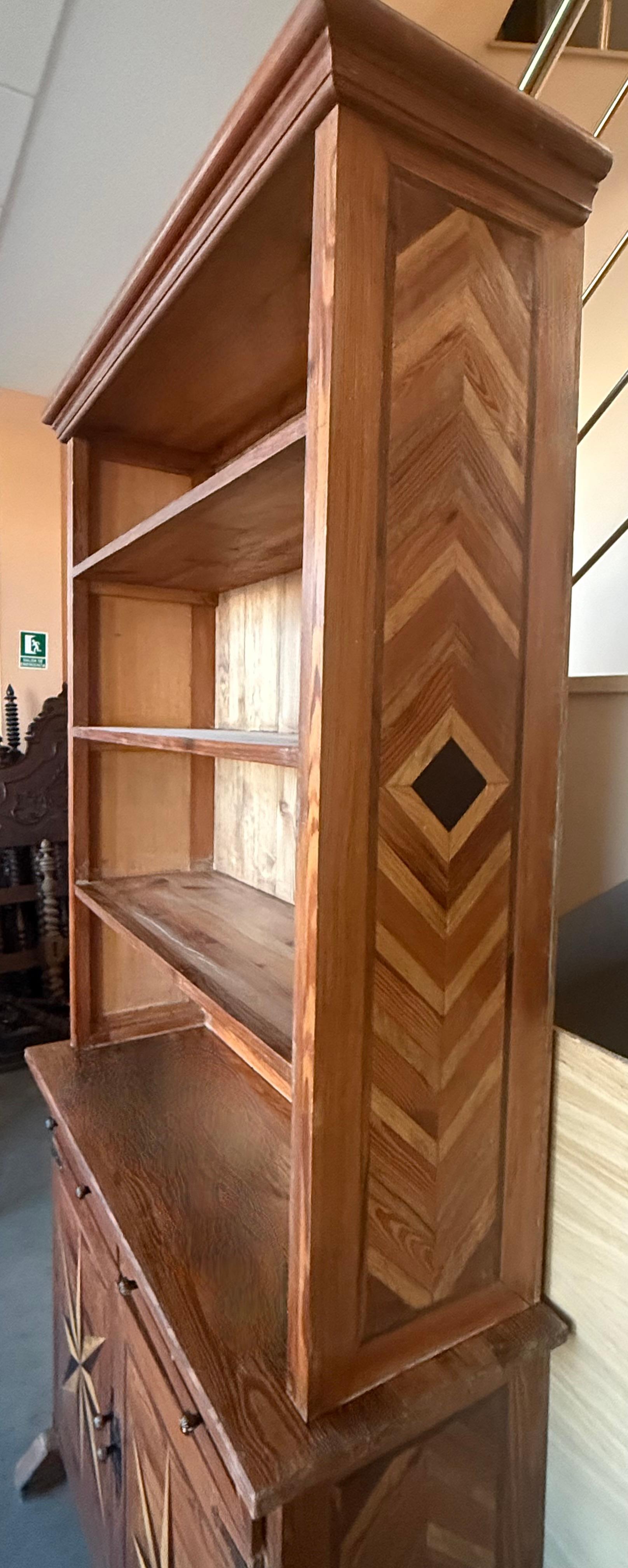 Fine XIX secolo Libreria in pino intarsiato a due ante e cassetti del XIX secolo in vendita