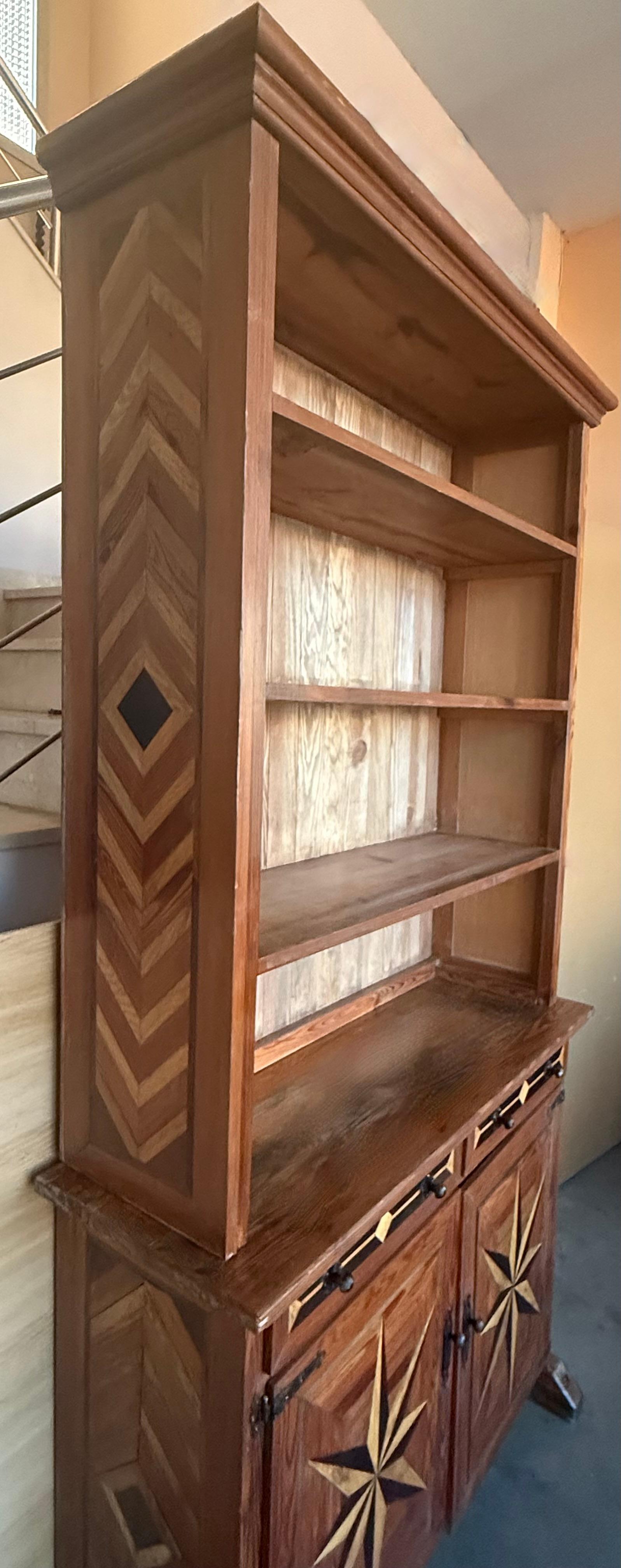 Pino Libreria in pino intarsiato a due ante e cassetti del XIX secolo in vendita