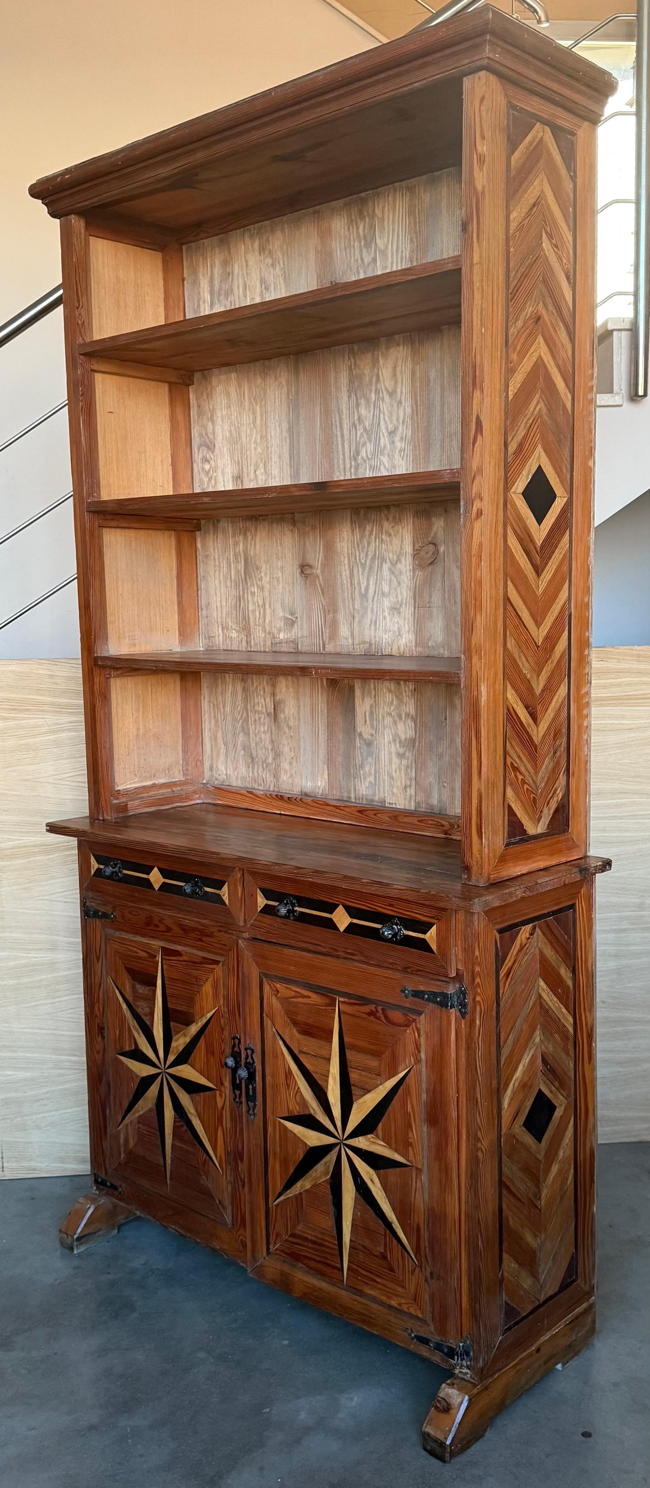 Libreria in pino intarsiato a due ante e cassetti del XIX secolo in vendita 1