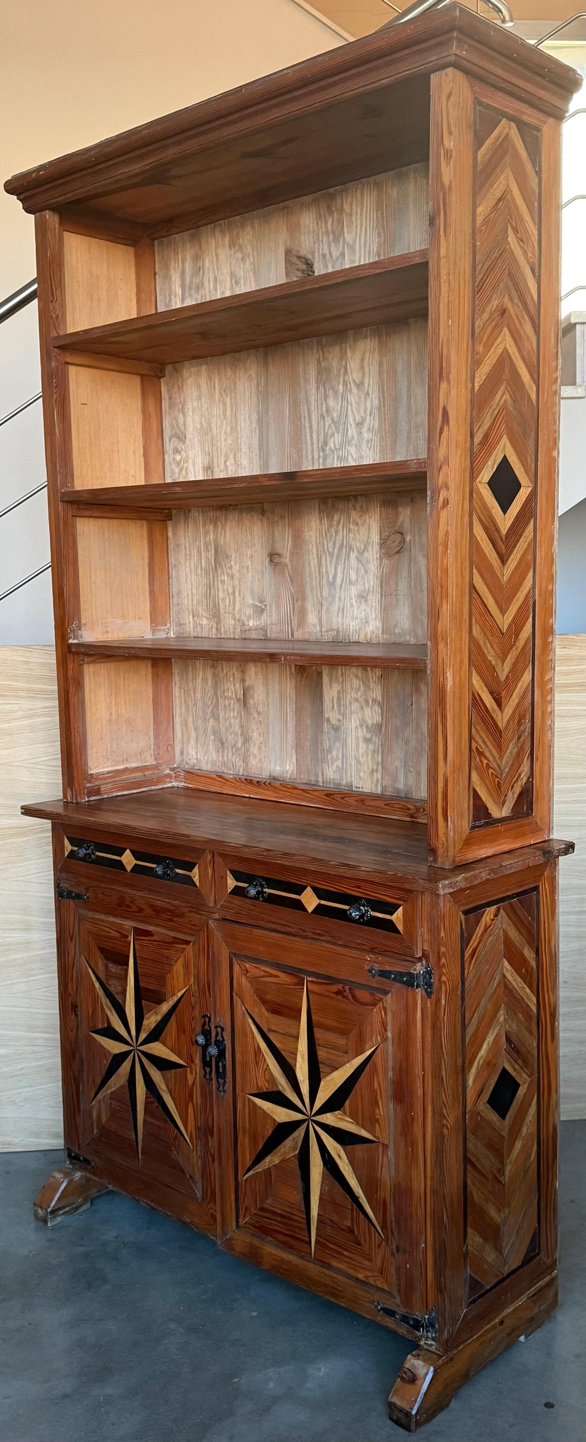 Libreria in pino intarsiato a due ante e cassetti del XIX secolo in vendita 2