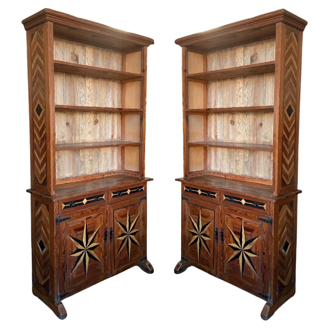 Libreria in pino intarsiato a due ante e cassetti del XIX secolo in vendita