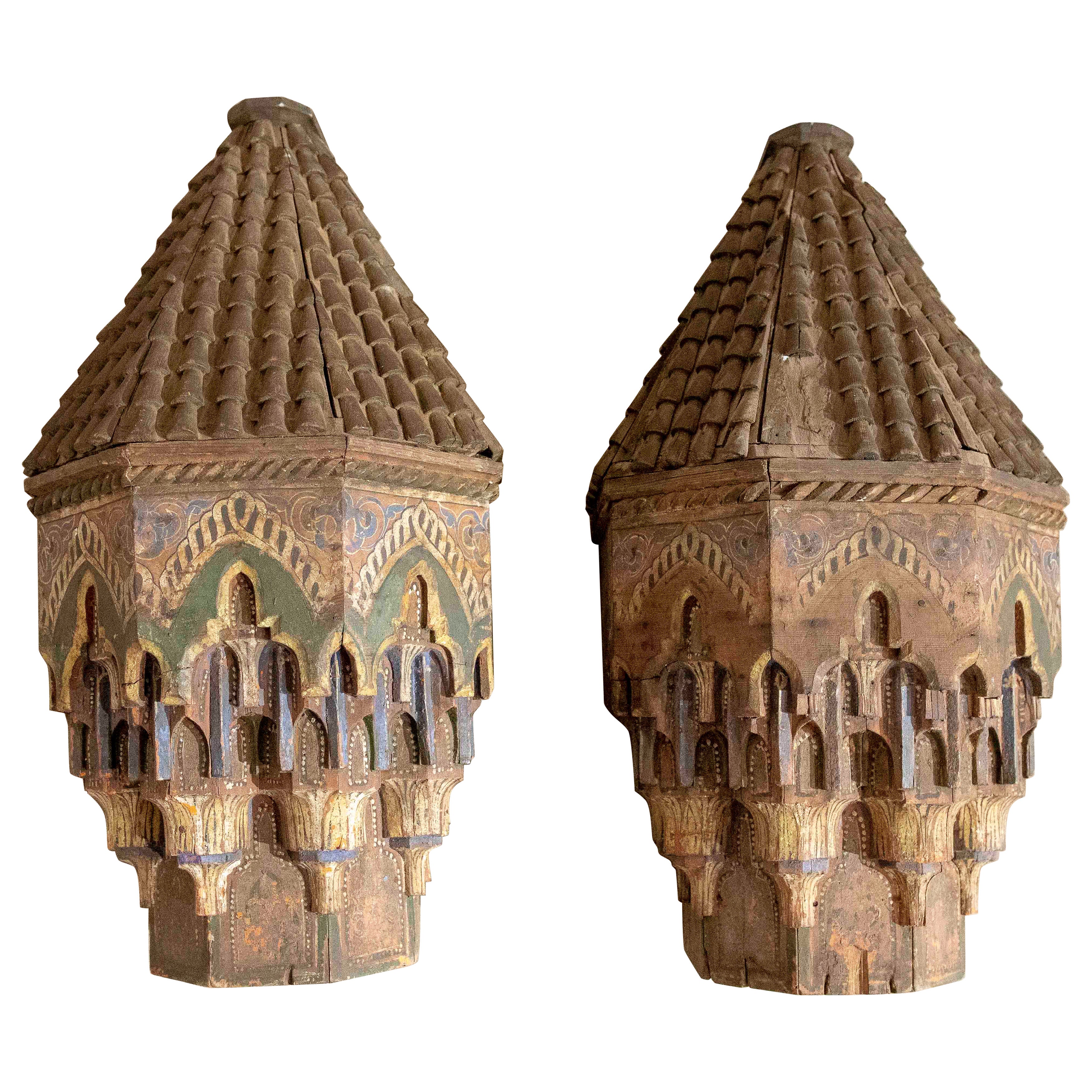 19. Paar maurische Kragsteine, geschnitzt und polychromiert in Holz im Angebot