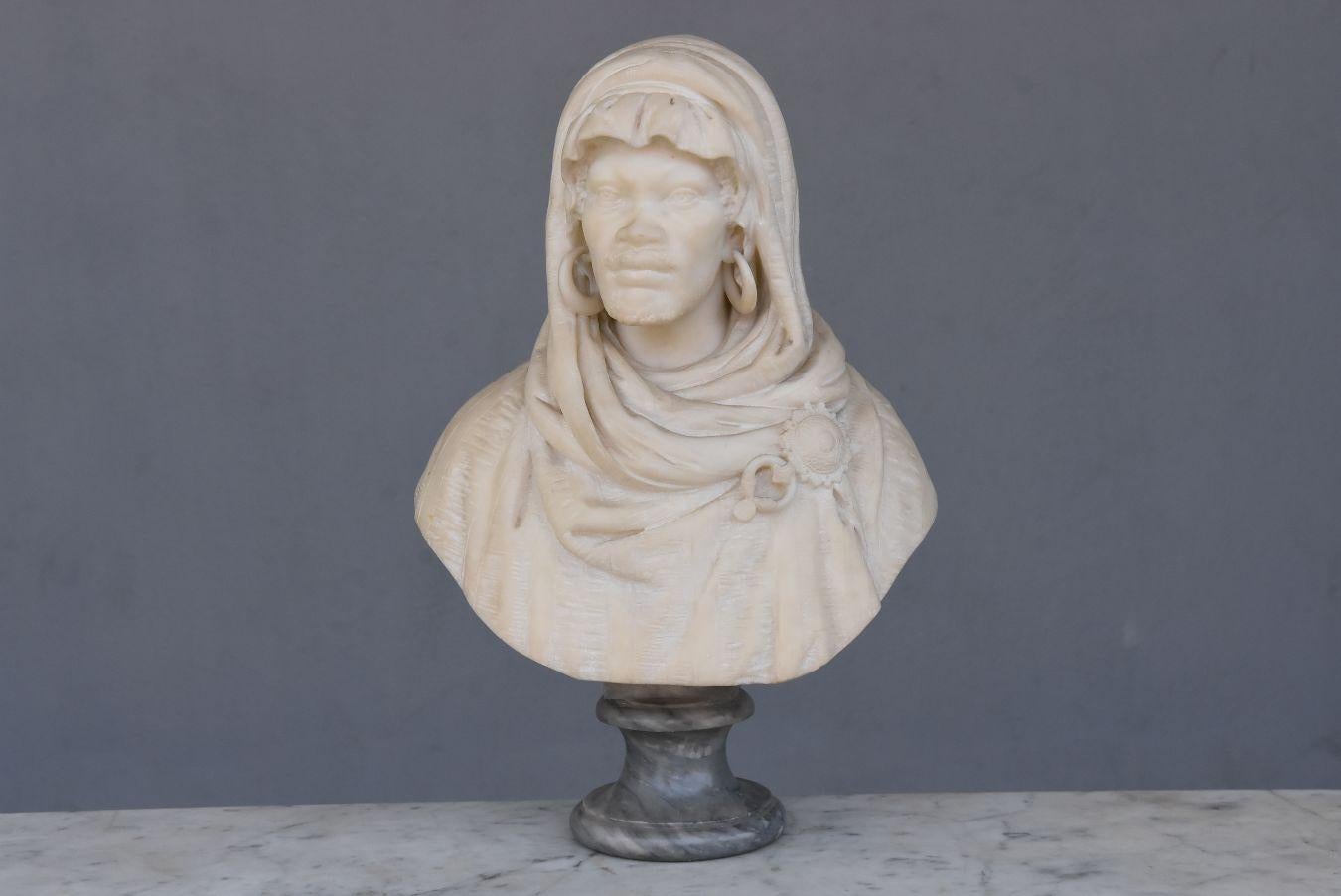 Coppia di busti orientalisti del XIX secolo in marmo di Carrara di Vicenzo Ramaschiello Altezza 50 cm (per l'uomo) e 42 cm per la donna. Per avvicinarsi all'opera di Charles Cordier che scolpì una coppia di busti abbastanza simili, piede di marmo