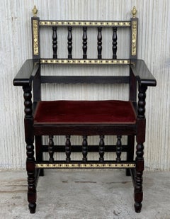 Coppia di poltrone spagnole con dettagli in bronzo e rivestimento in velluto rosso