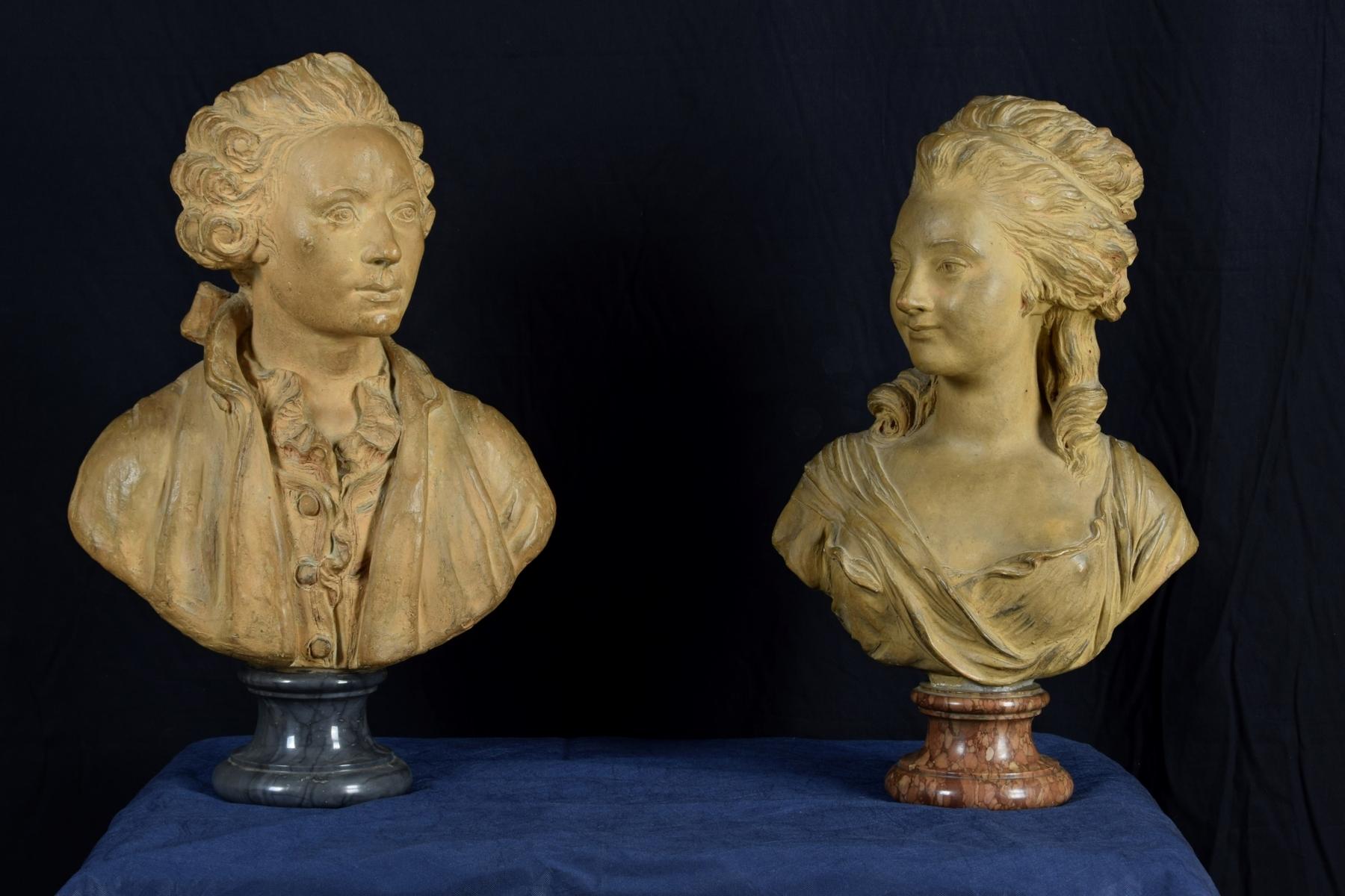 Coppia di busti francesi in terracotta appoggiati su basi circolari in marmo, XIX secolo, firmati sul retro.

La raffinata coppia di busti raffigura un uomo e una donna accoppiati secondo la moda della metà del XVIII secolo in Francia.
La bella