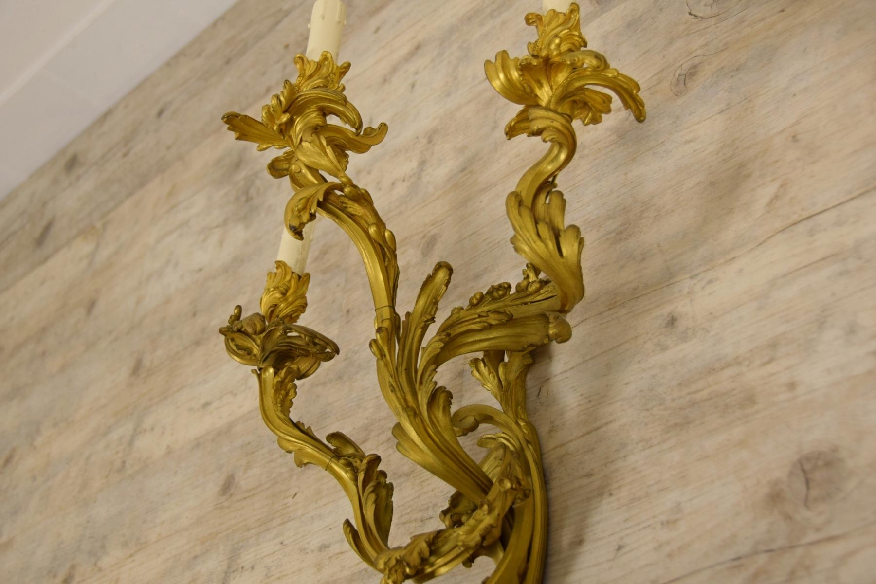 19. Jahrhundert Paar vergoldete Bronzeapplikationen im französischen Louis-XV-Stil mit drei Leuchten im Angebot 6