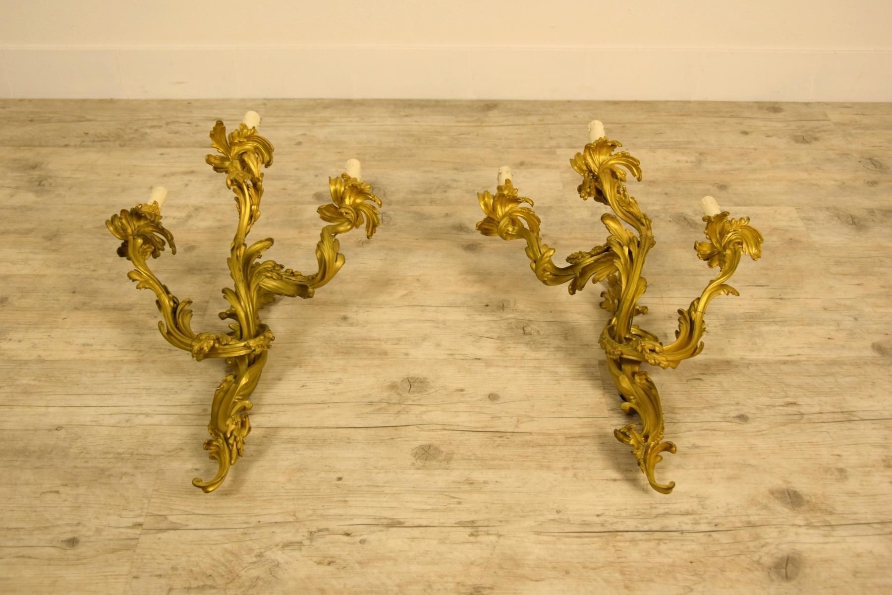 19. Jahrhundert Paar vergoldete Bronzeapplikationen im französischen Louis-XV-Stil mit drei Leuchten im Angebot 11