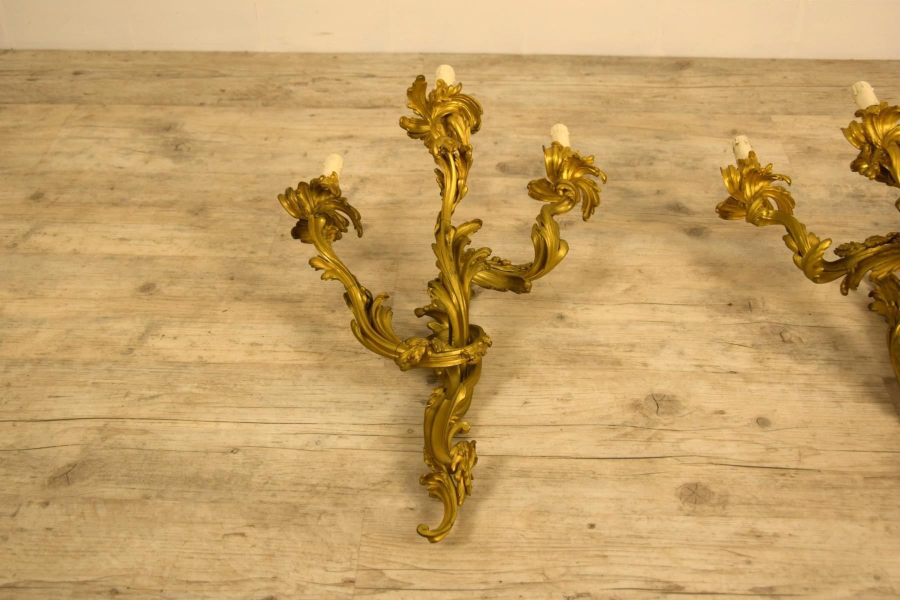 19. Jahrhundert Paar vergoldete Bronzeapplikationen im französischen Louis-XV-Stil mit drei Leuchten im Angebot 13