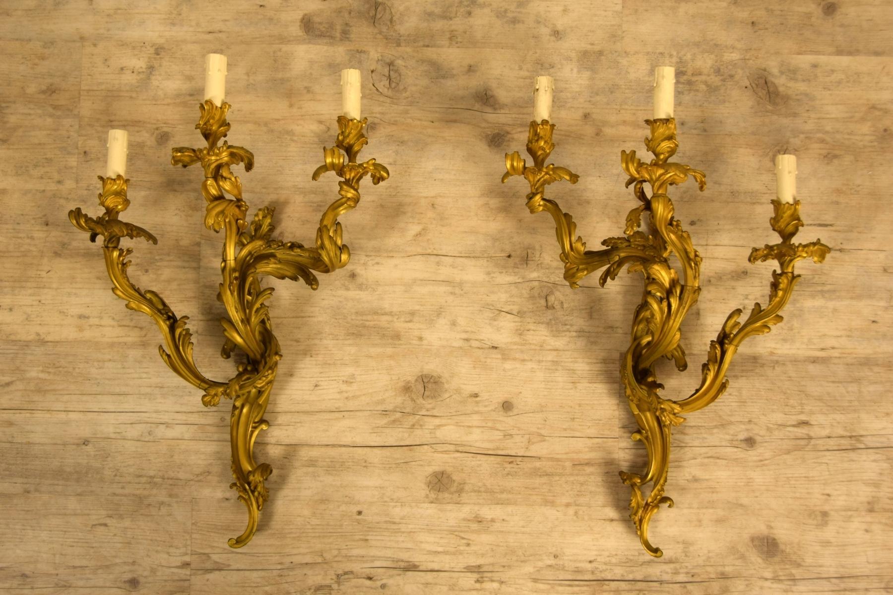 19. Jahrhundert Paar vergoldete Bronzeapplikationen im französischen Louis-XV-Stil mit drei Leuchten (Louis XV.) im Angebot