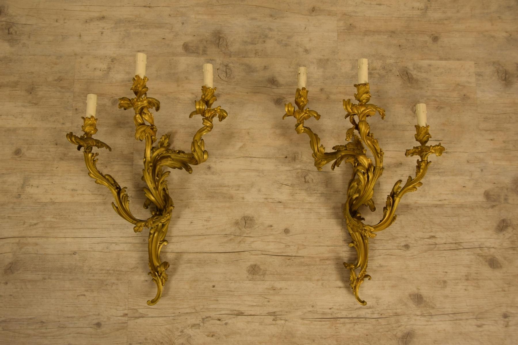 19. Jahrhundert Paar vergoldete Bronzeapplikationen im französischen Louis-XV-Stil mit drei Leuchten (Vergoldet) im Angebot