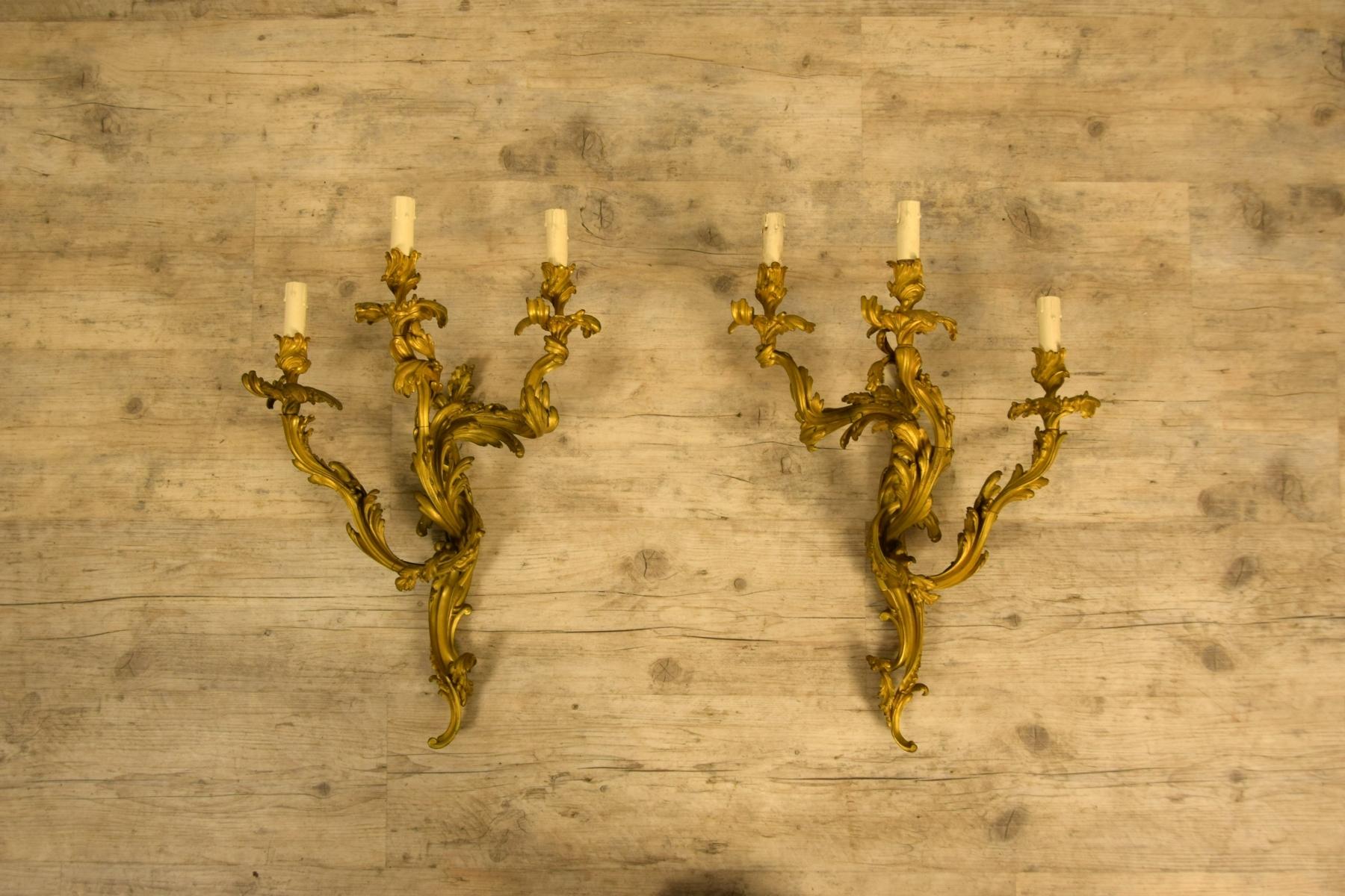 19. Jahrhundert Paar vergoldete Bronzeapplikationen im französischen Louis-XV-Stil mit drei Leuchten im Angebot 2