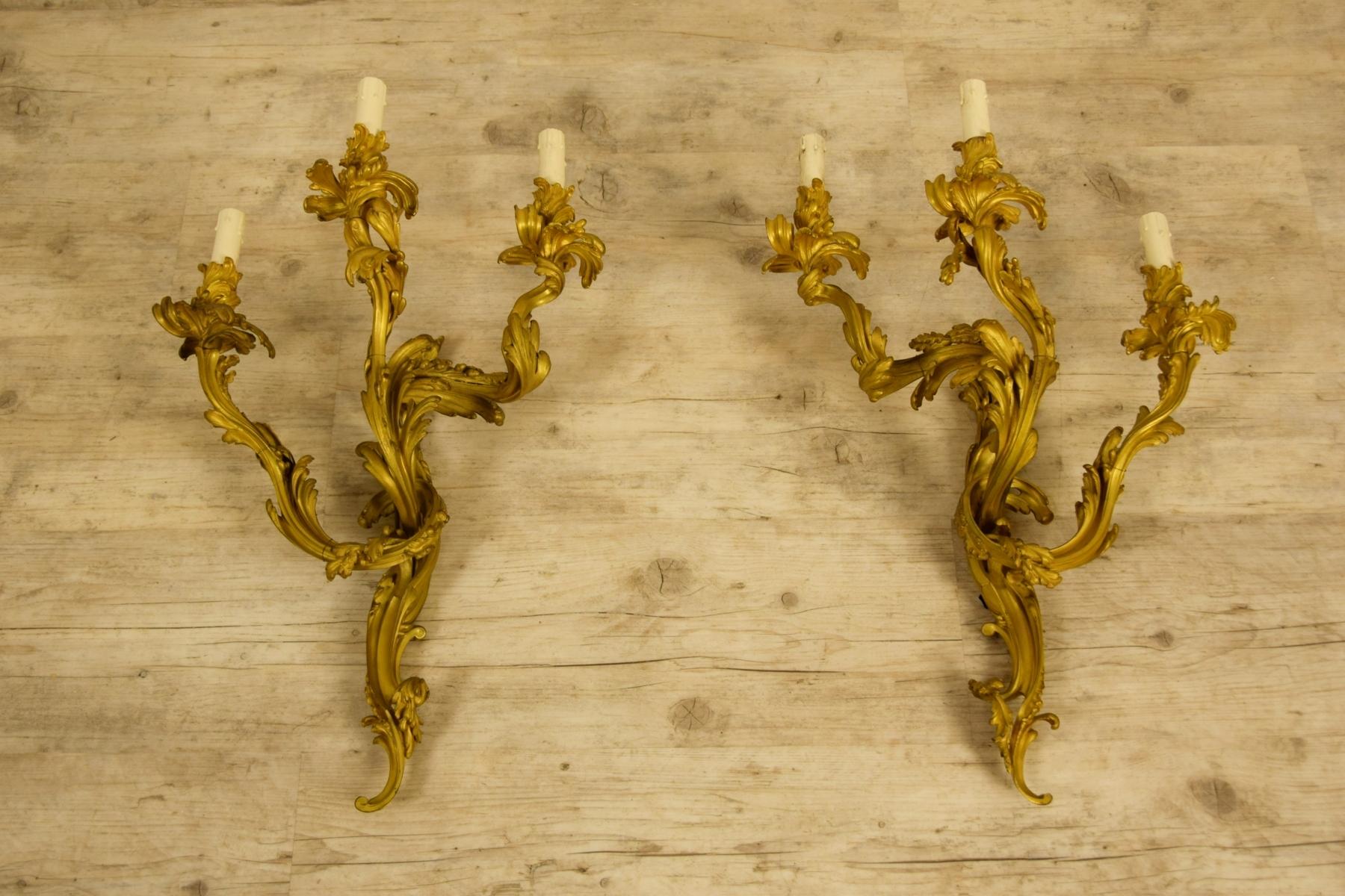19. Jahrhundert Paar vergoldete Bronzeapplikationen im französischen Louis-XV-Stil mit drei Leuchten im Angebot 3