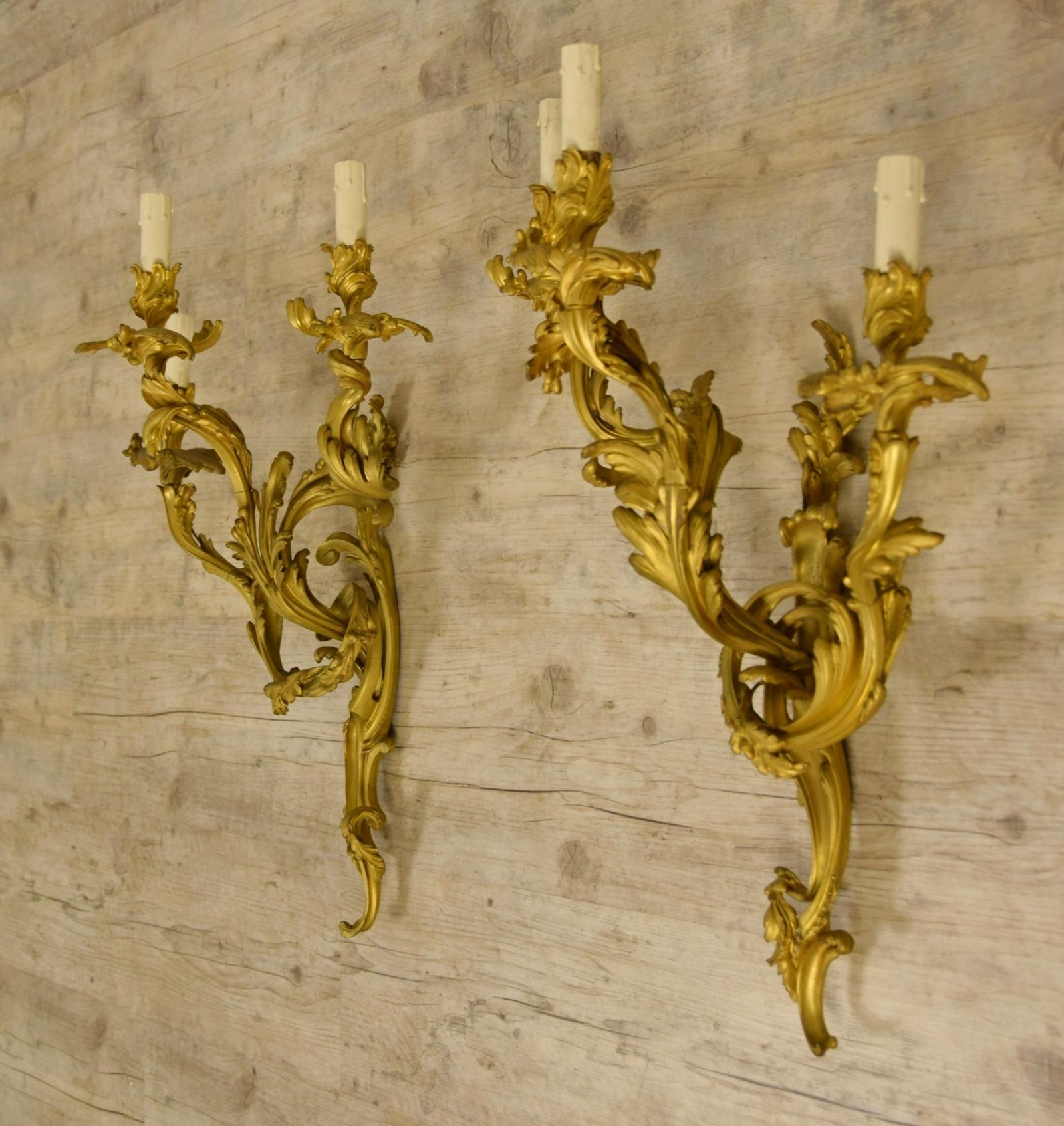 19. Jahrhundert Paar vergoldete Bronzeapplikationen im französischen Louis-XV-Stil mit drei Leuchten im Angebot 4
