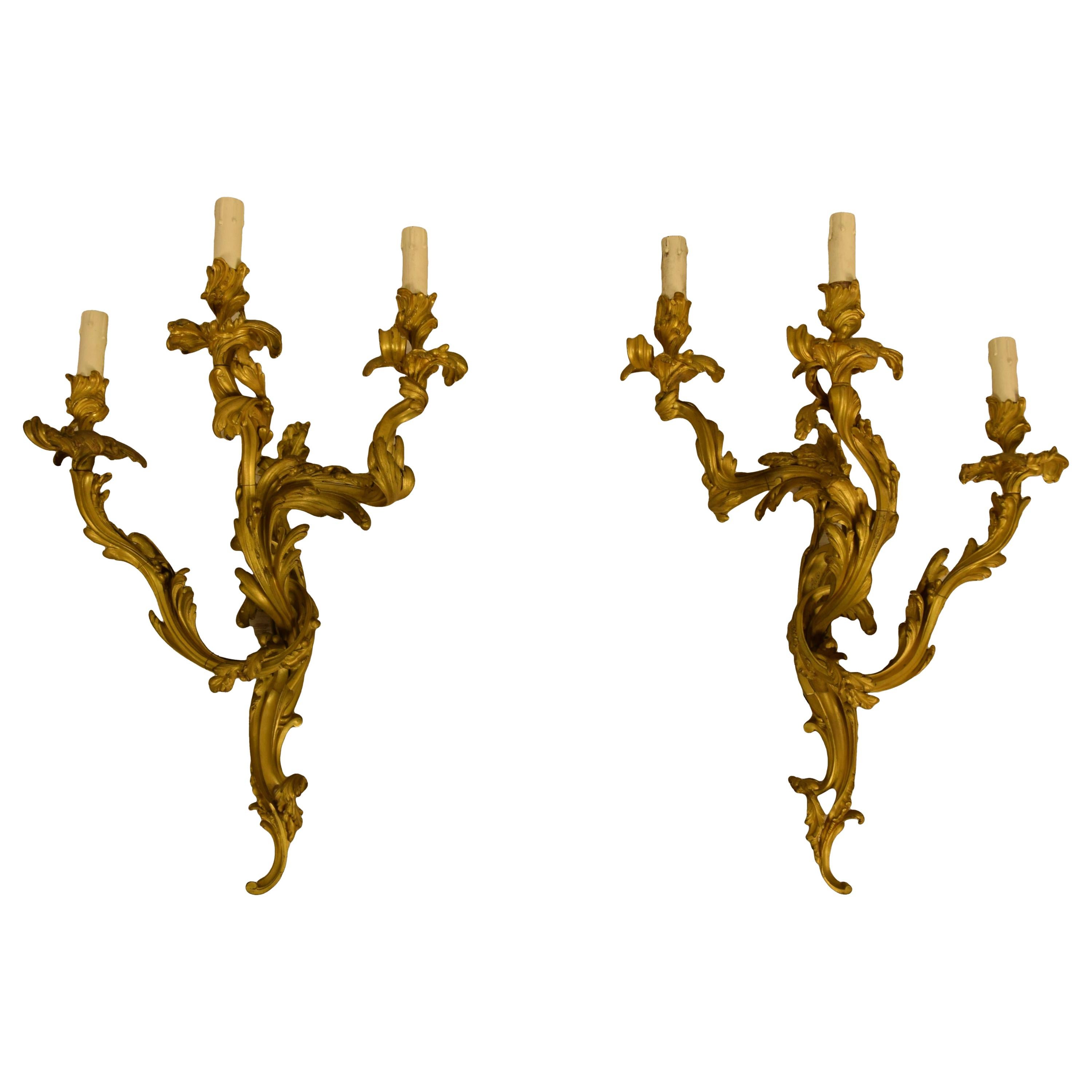 19. Jahrhundert Paar vergoldete Bronzeapplikationen im französischen Louis-XV-Stil mit drei Leuchten im Angebot