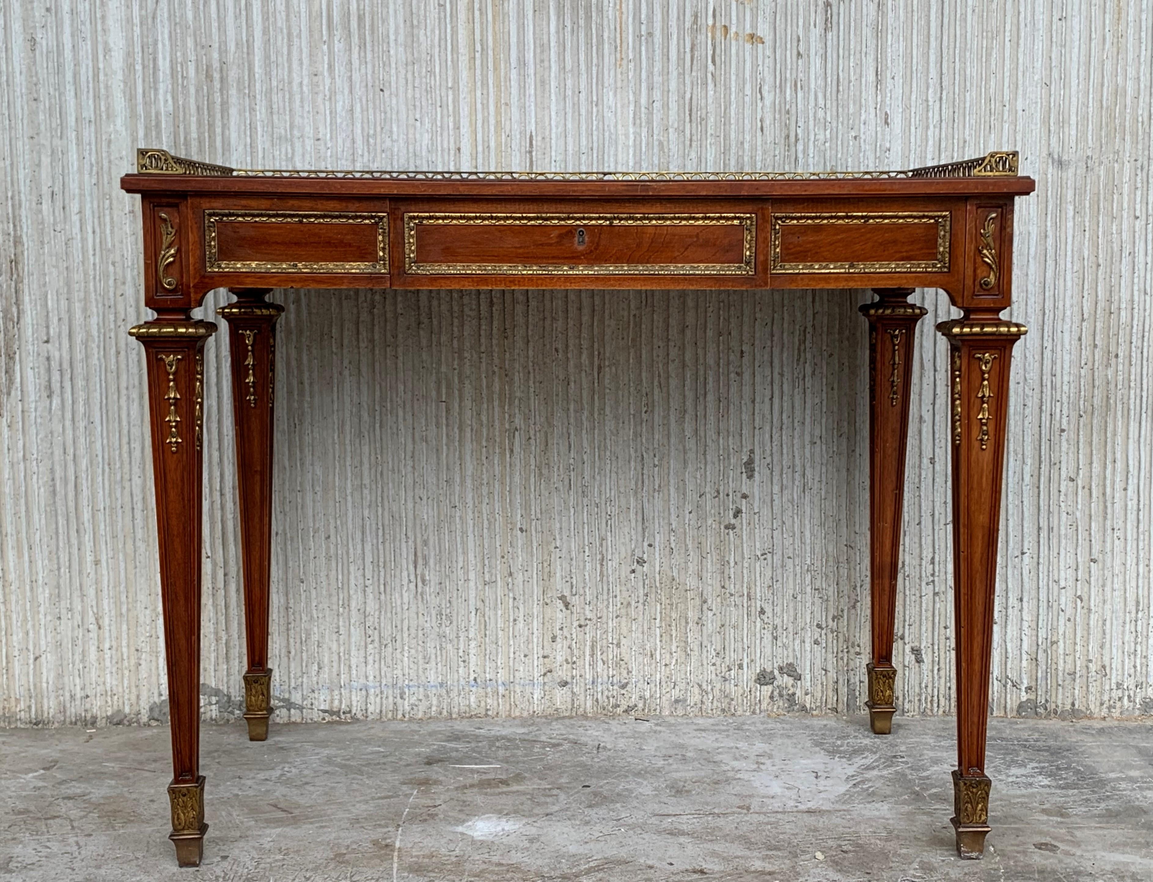 Table de bureau Louis XVI à bouillotte rectangulaire du 19e siècle avec montures en bronze Bon état - En vente à Miami, FL