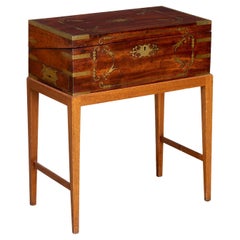 Scrivania portatile intarsiata in ottone della XIX Reggenza su supporto successivo, cassetto segreto