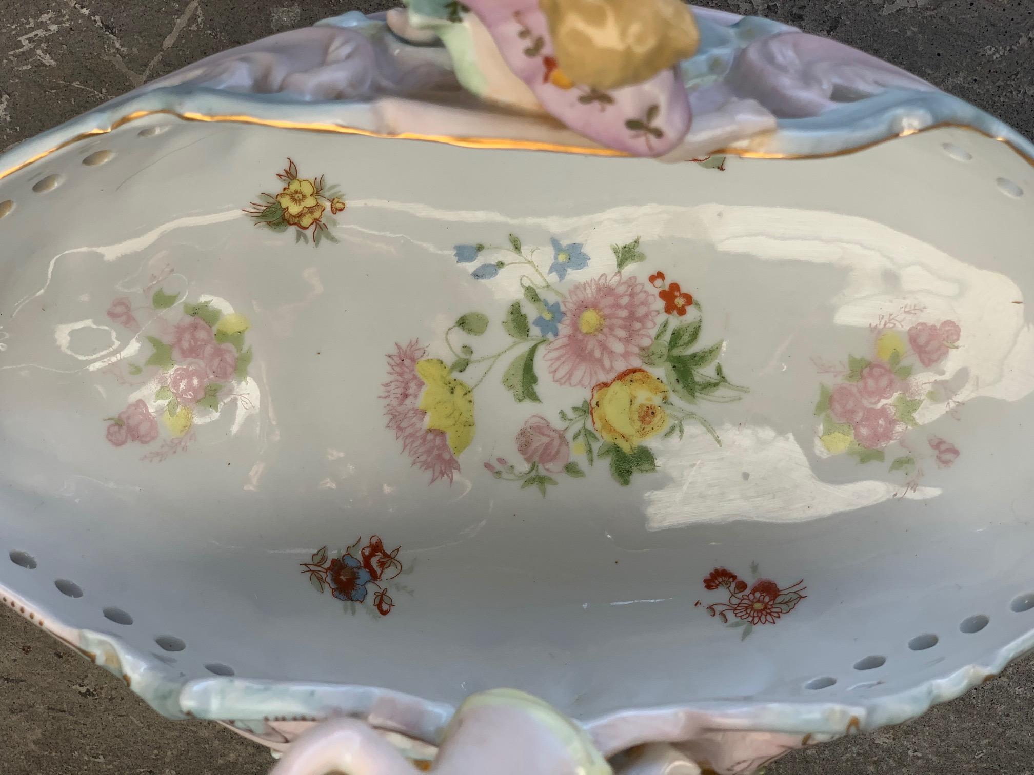 Rococó Porcelain Figural Cherub Jardinière or Centerpiece Bowl by Meissen For Sale 3