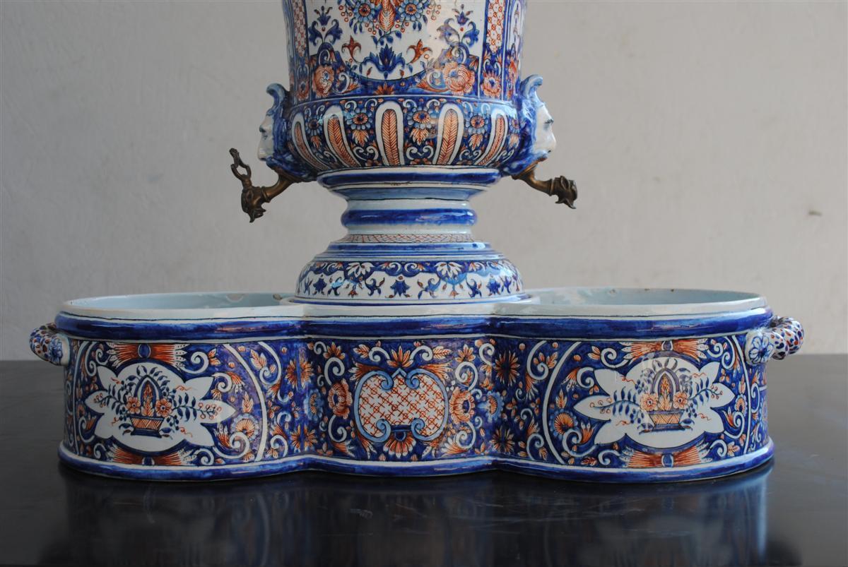 Citerne murale et bassin en faïence de style rouennais à têtes décoratives, portant par 2 fois l'inscription Pinxit Anno 1738, 19e siècle.