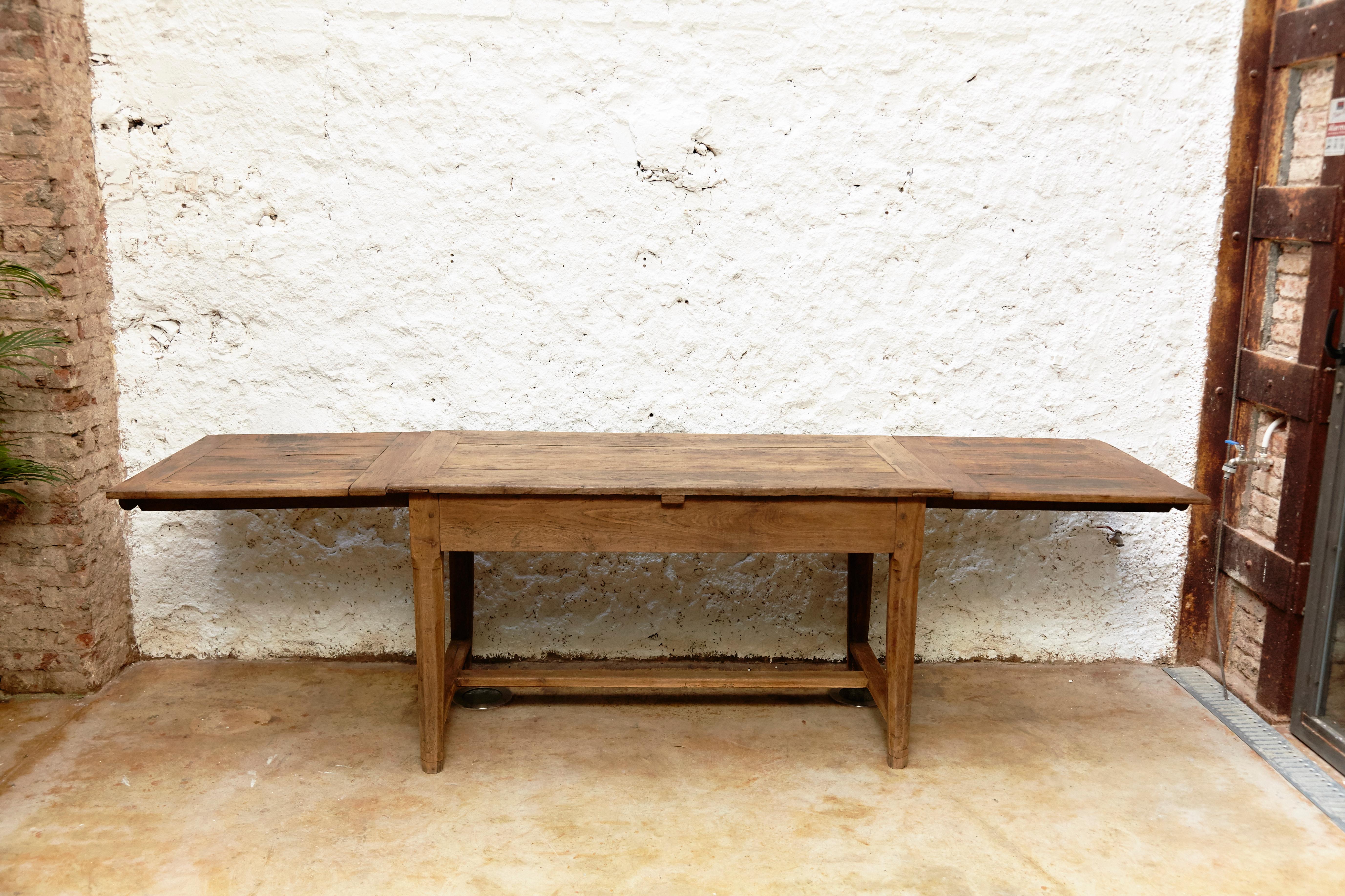 19th Century Rustic Extensible Popular Oak Dining Table In Good Condition In Barcelona, Barcelona