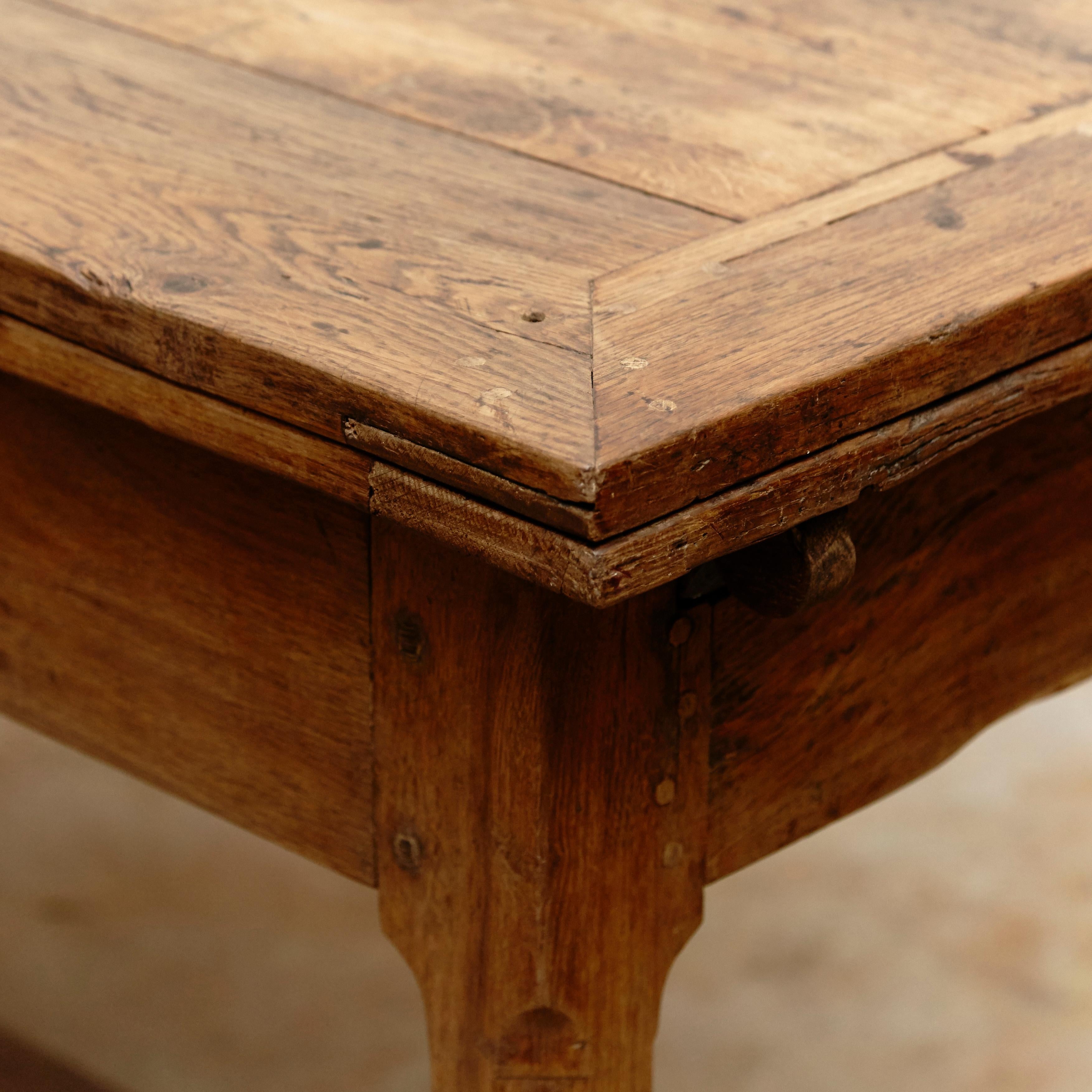 19th Century Rustic Extensible Popular Oak Dining Table 2