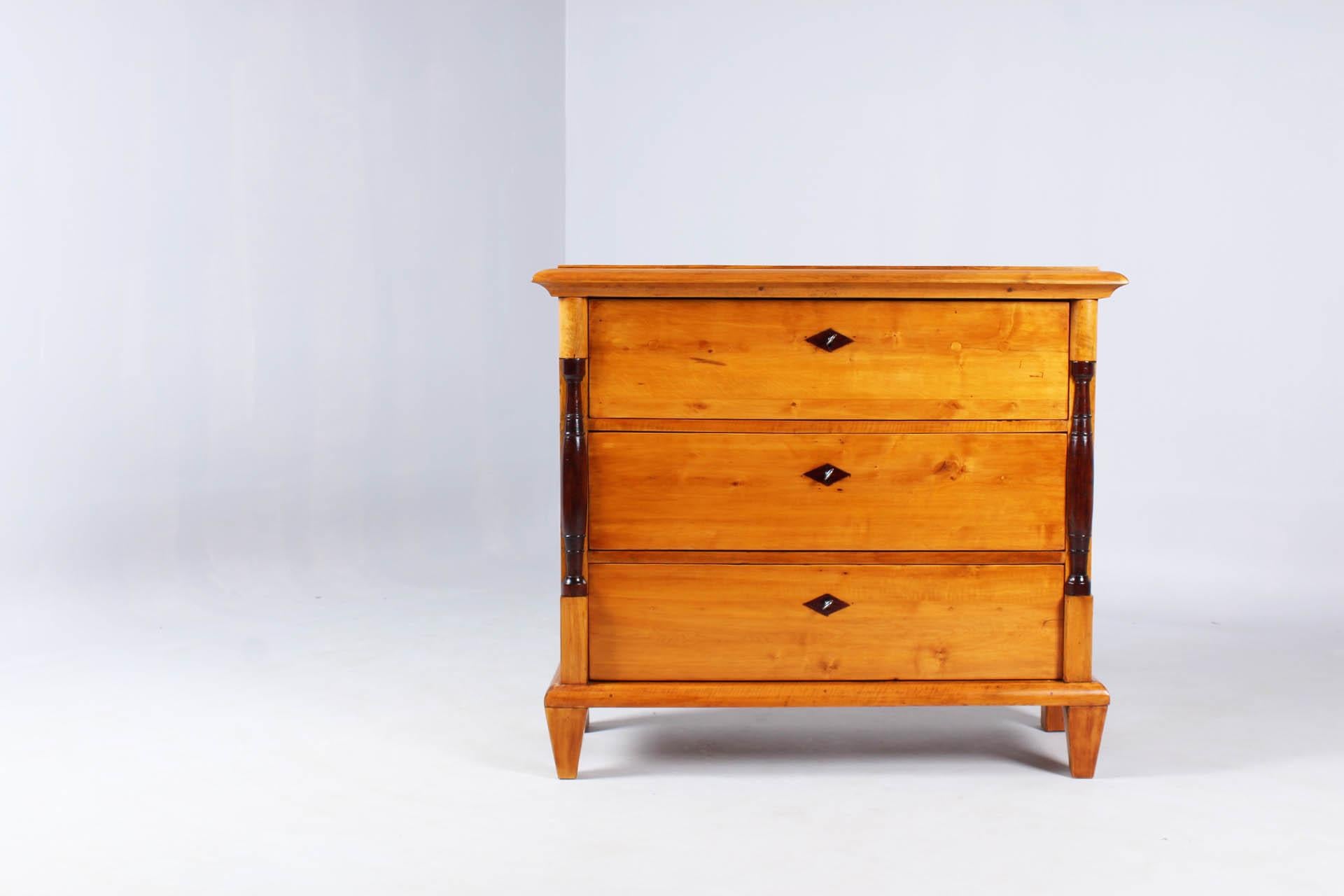 Antique chest of drawers made of solid birch

Scandinavia
Birch
Biedermeier around 1835

Dimensions: H x W x D: 97 x 110 x 48 cm

Description:
Compact piece of furniture on pointed legs in front and block feet in back.
Three drawers are