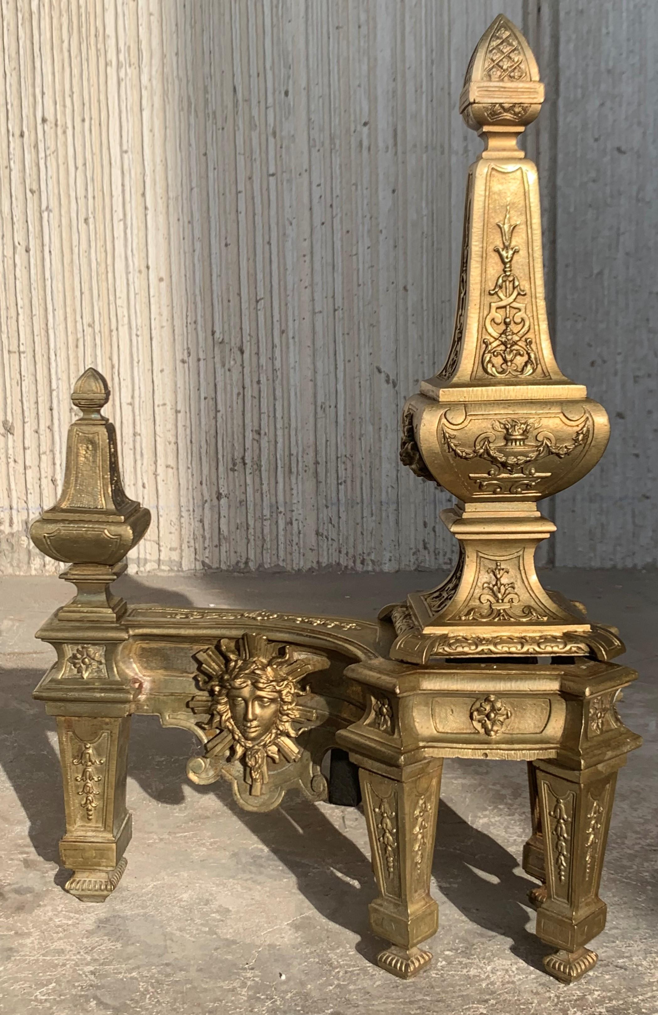 Louis XV ensemble de chenets anciens du 19ème siècle en bronze et fer en vente