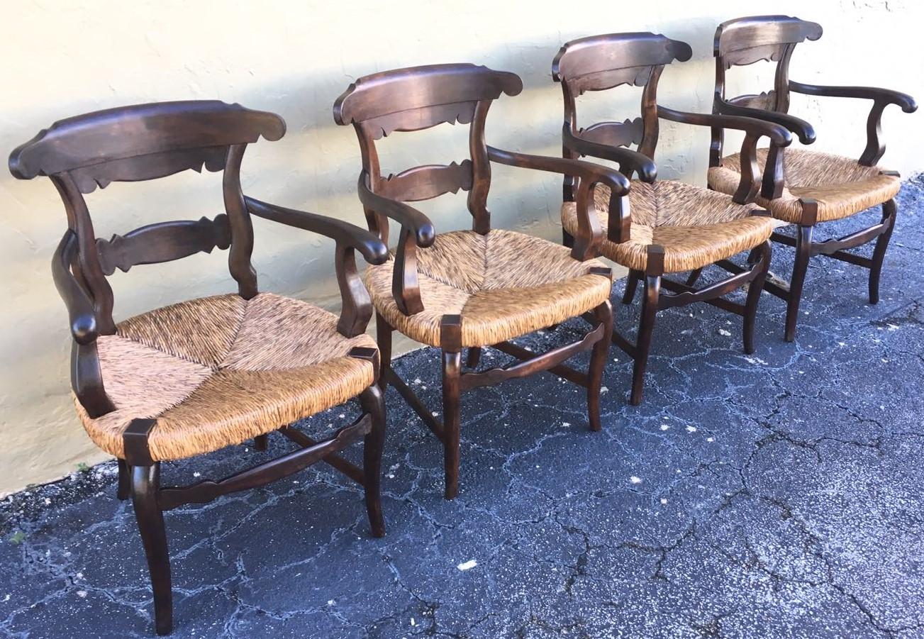 19ème série de quatre fauteuils à large assise cannée.
Fauteuils très confortables.