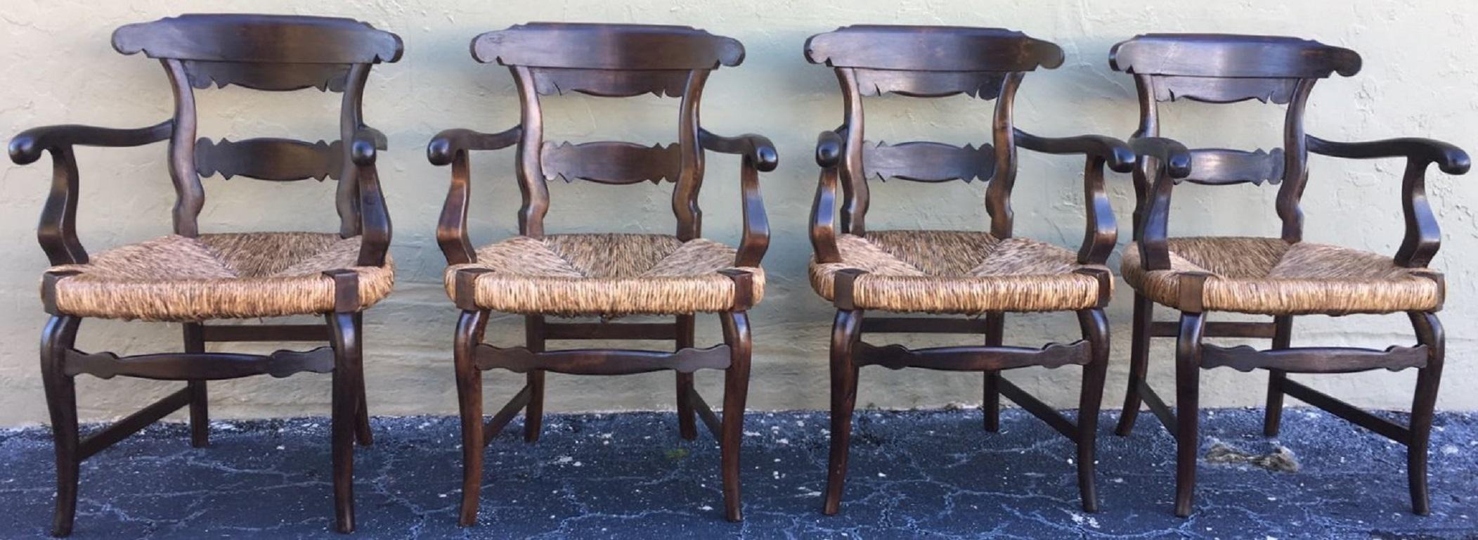Colonial espagnol 19e Ensemble de quatre fauteuils Anglo à large assise cannée en vente