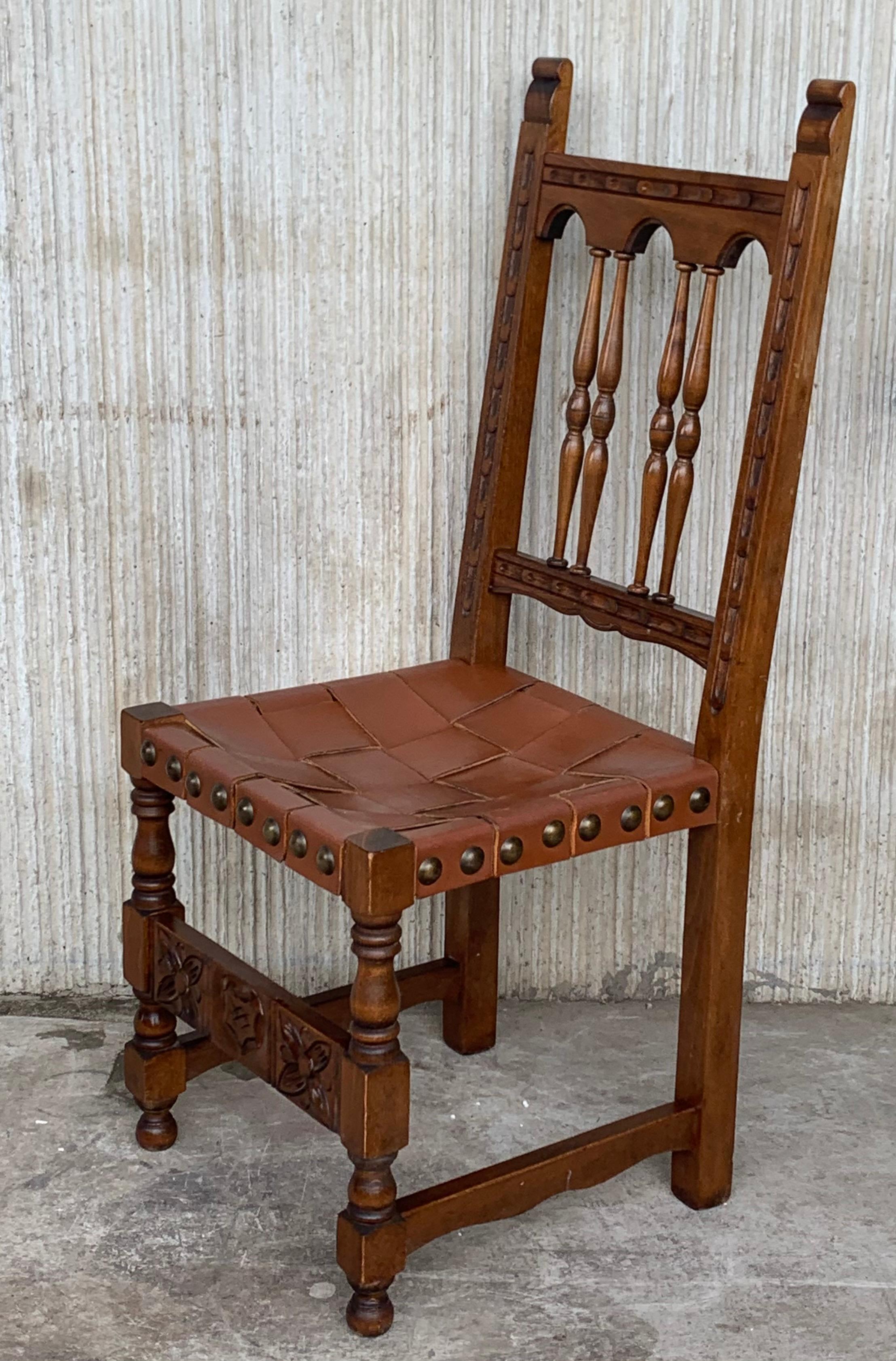 Colonial espagnol Ensemble de quatre chaises espagnoles sculptées du 19ème siècle avec assise et dossier en cuir en vente