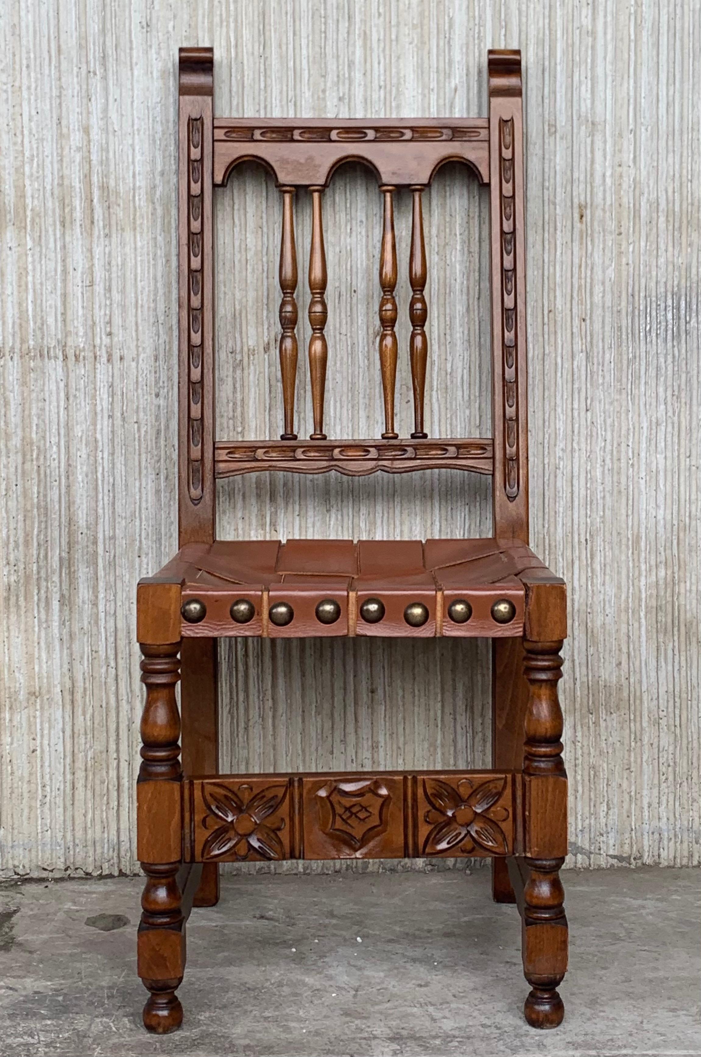 Espagnol Ensemble de quatre chaises espagnoles sculptées du 19ème siècle avec assise et dossier en cuir en vente
