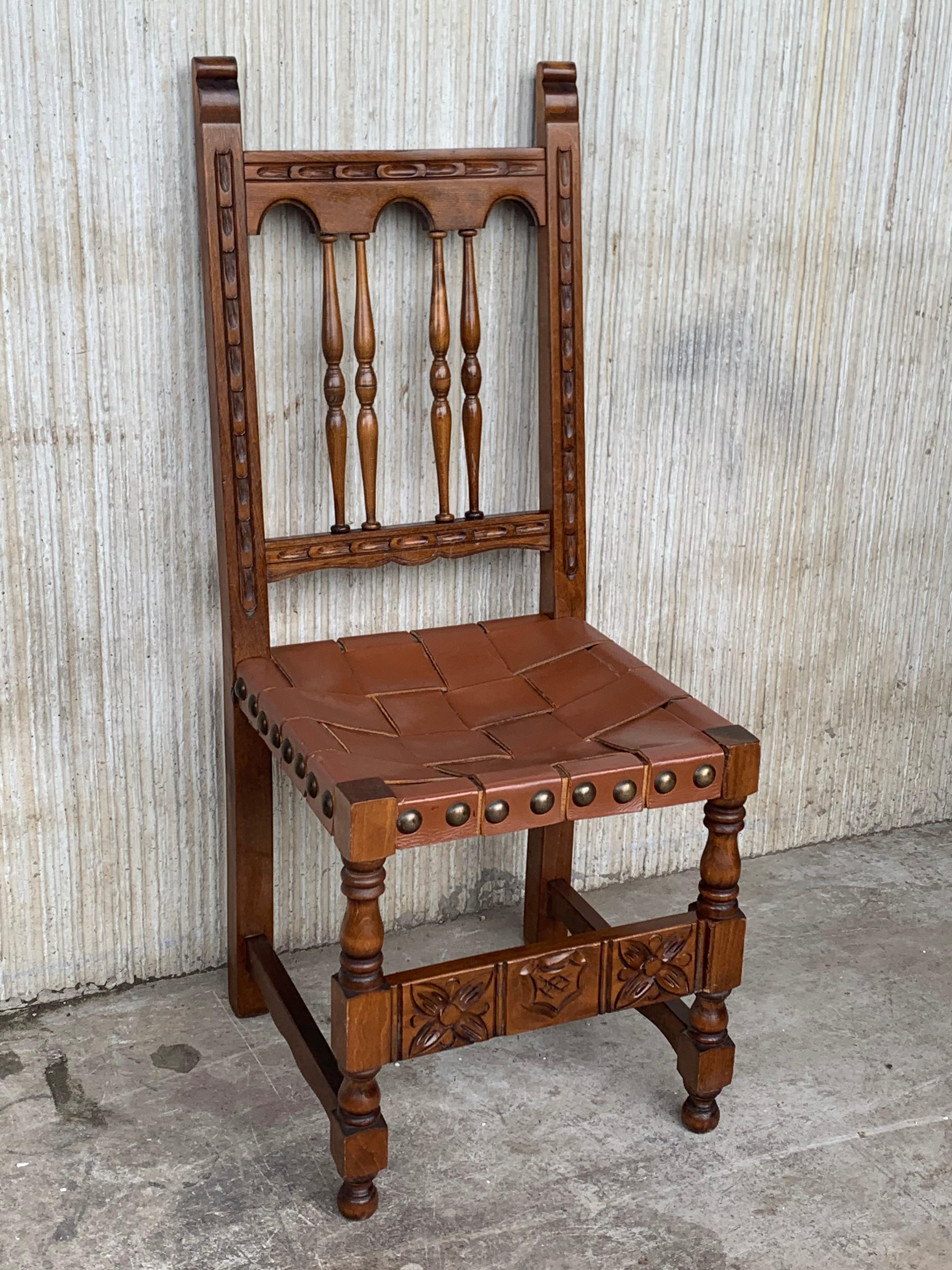 XIXe siècle Ensemble de quatre chaises espagnoles sculptées du 19ème siècle avec assise et dossier en cuir en vente