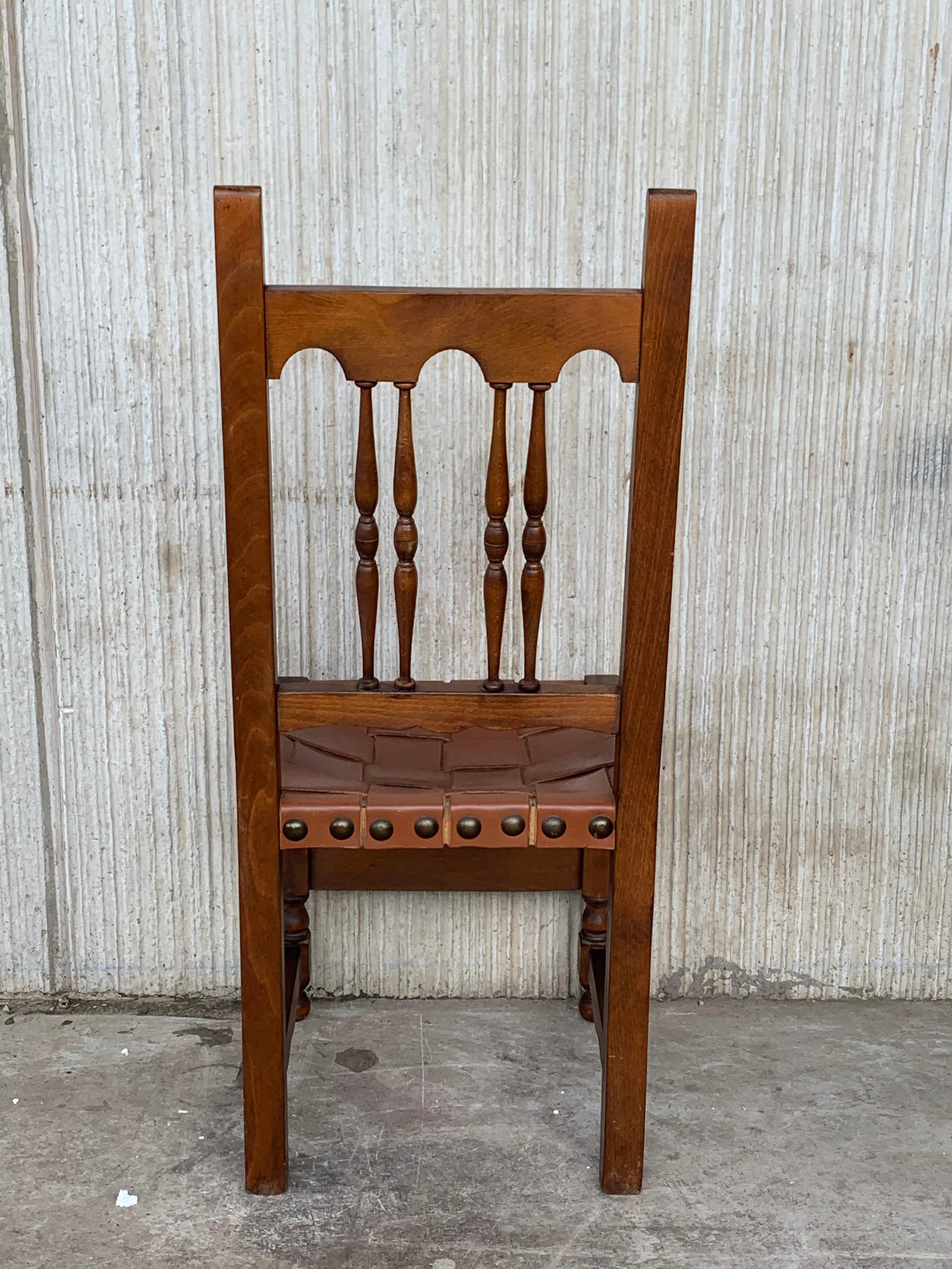 Cuir Ensemble de quatre chaises espagnoles sculptées du 19ème siècle avec assise et dossier en cuir en vente