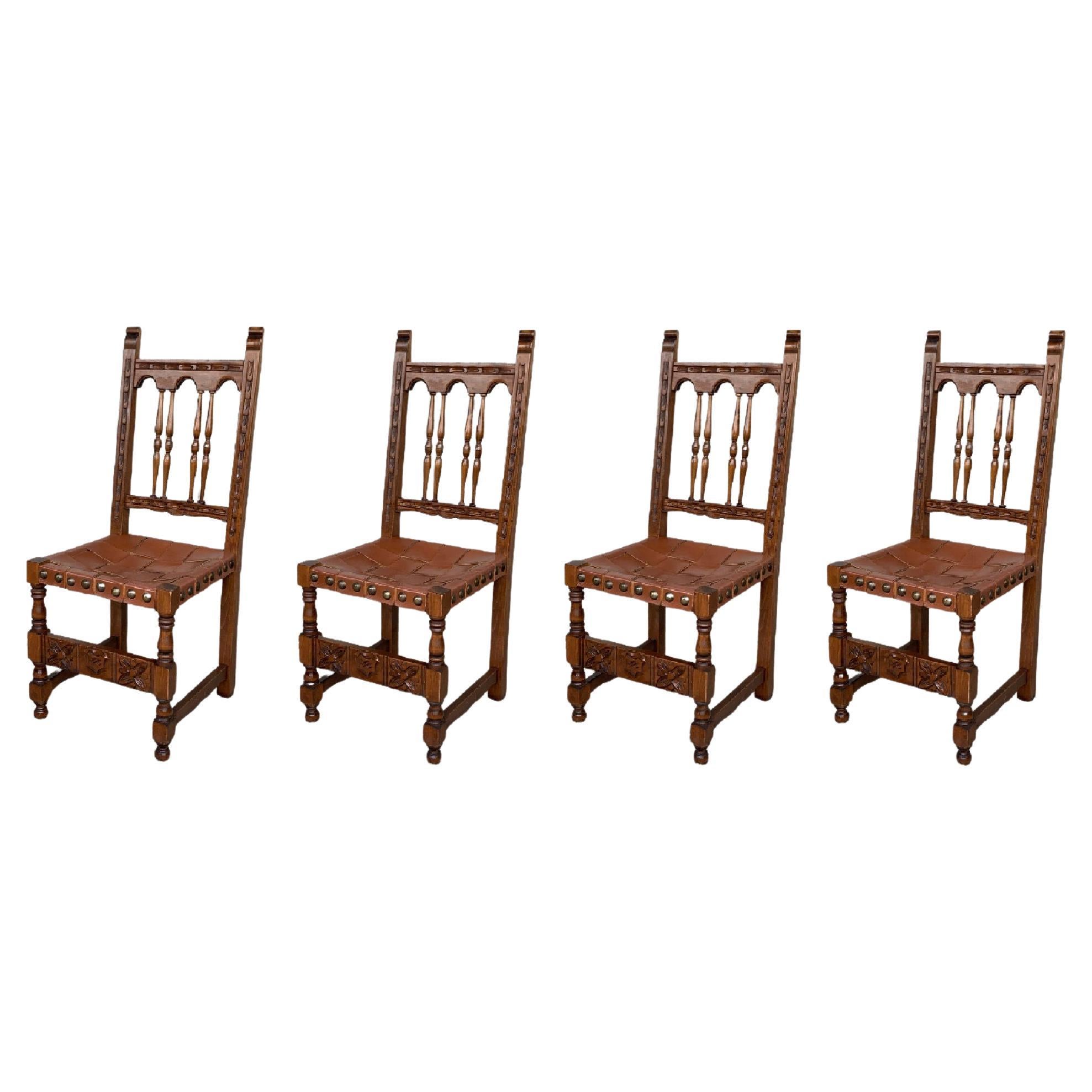 19. Jahrhundert, Satz von vier spanischen geschnitzten Stühlen mit Ledersitz und Rückenlehne