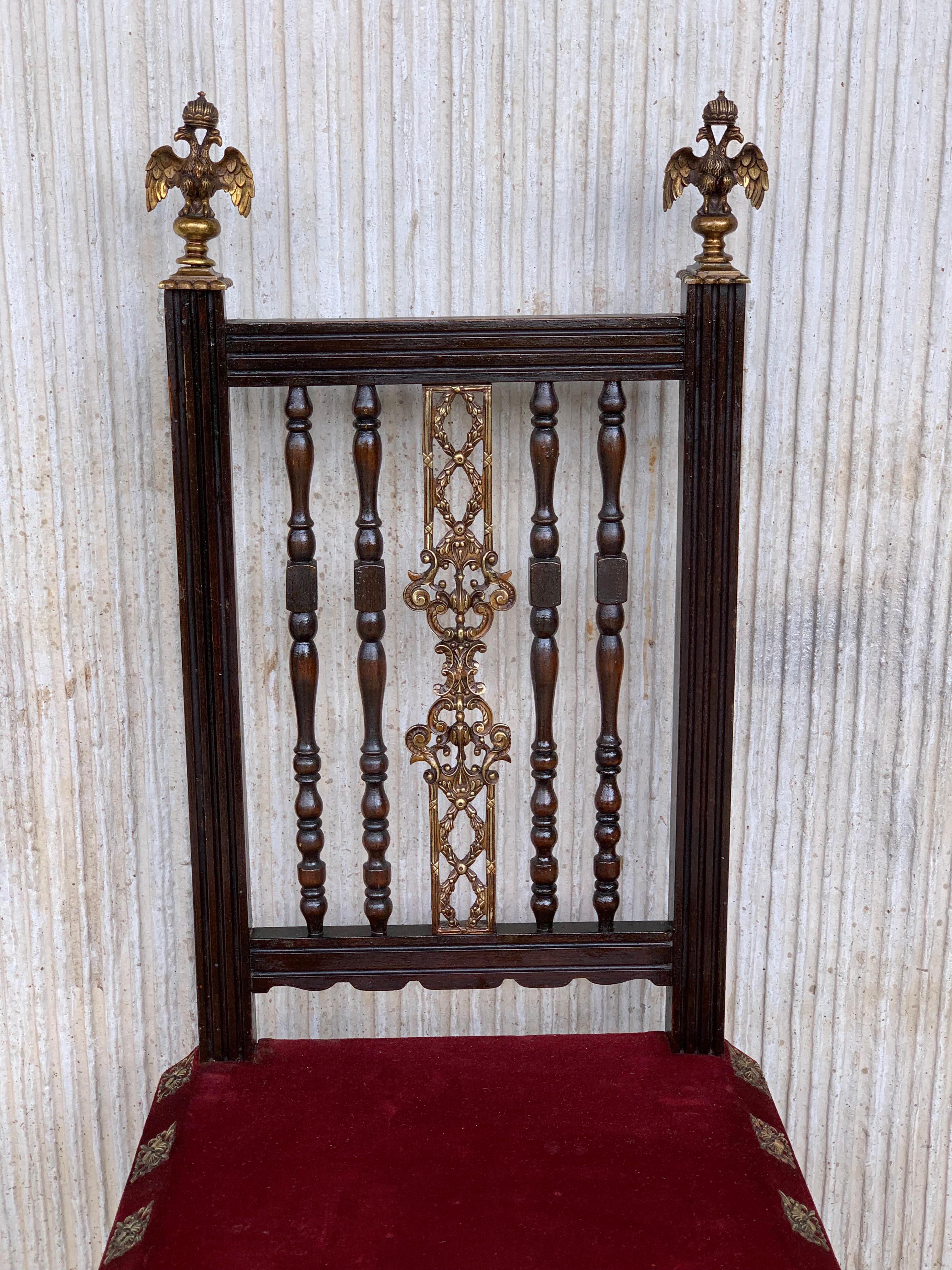 Satz von sechs spanischen Stühlen aus dem 19. Jahrhundert mit Bronzedetails und roter Samtpolsterung im Angebot 1